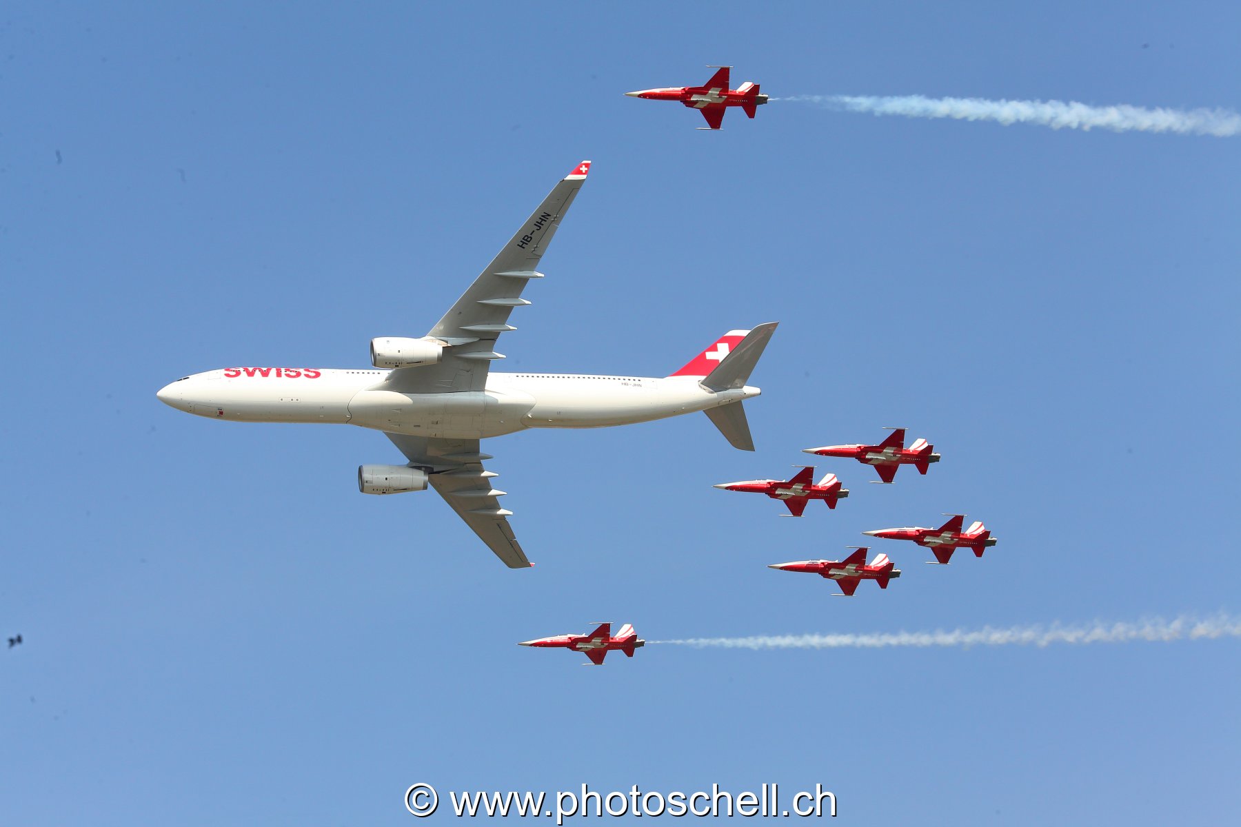 Air 14 : Airbus de Swiss avec la Patrouille Suisse