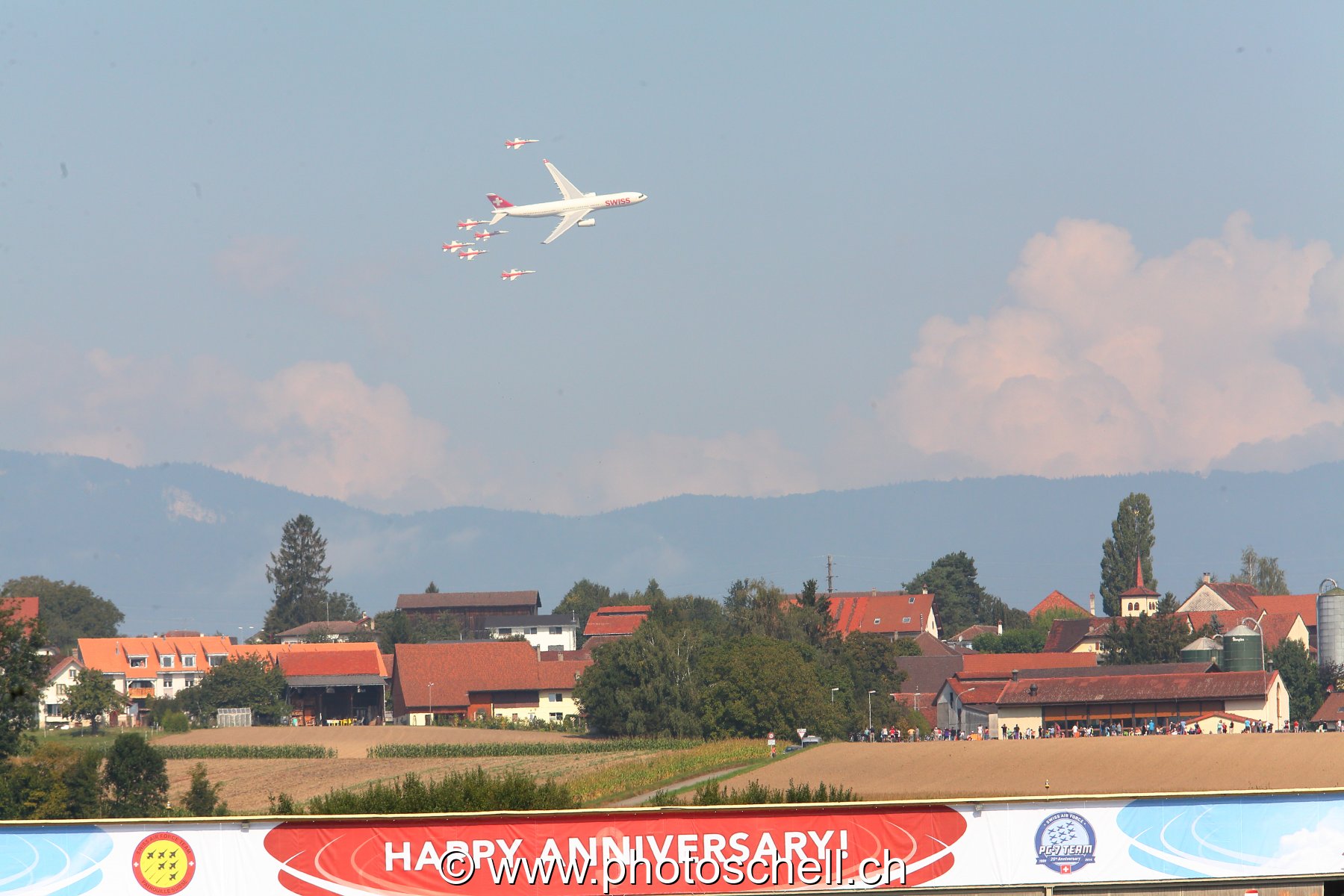 Air 14 : Airbus de Swiss avec la Patrouille Suisse
