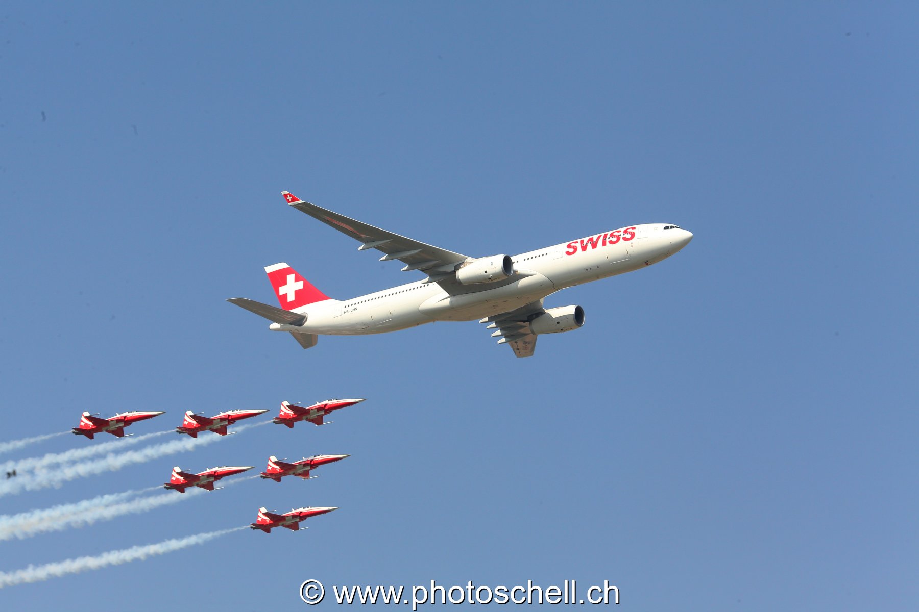 Air 14 : Airbus de Swiss avec la Patrouille Suisse