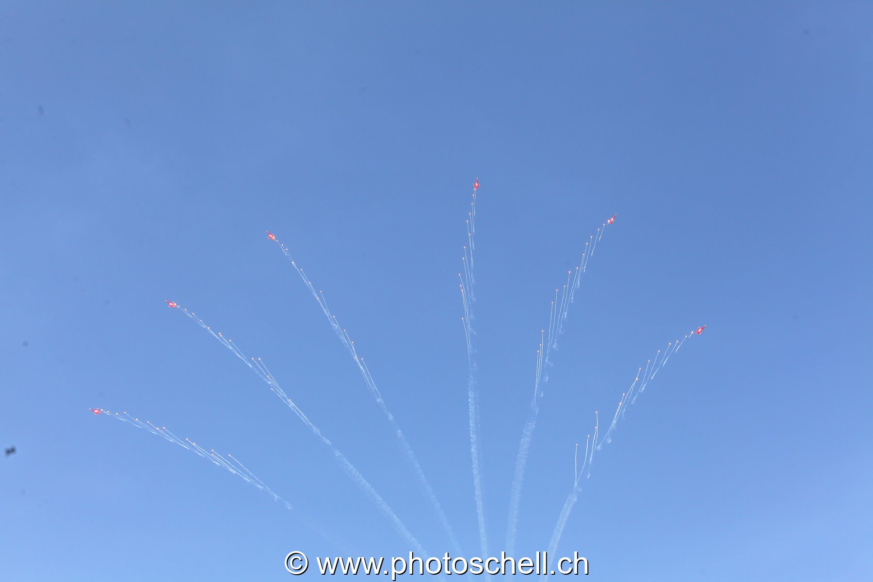 Air 14 : Patrouille Suisse - éclatement avec larguage de leurres