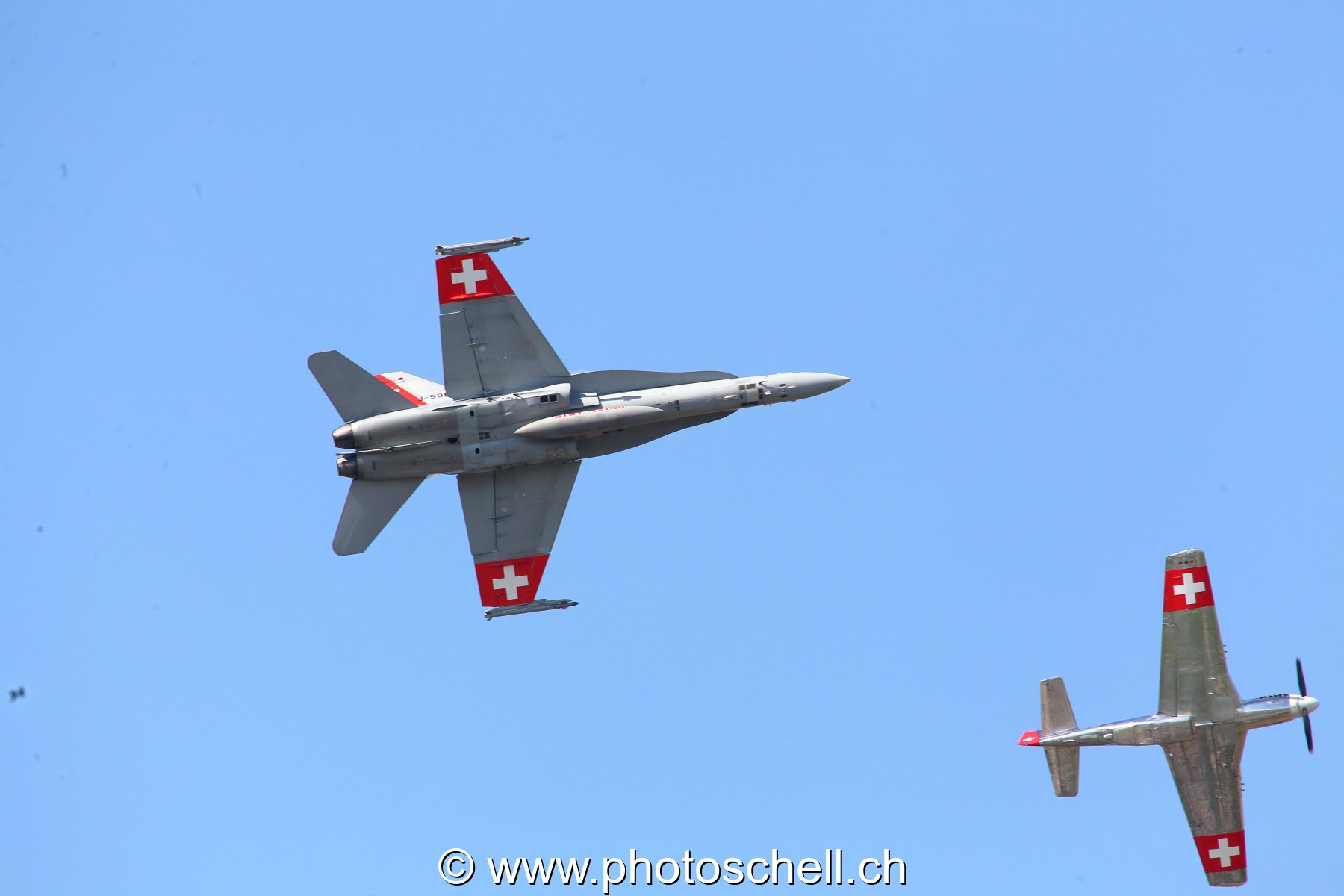Air 14 : F/A 18 accompagné