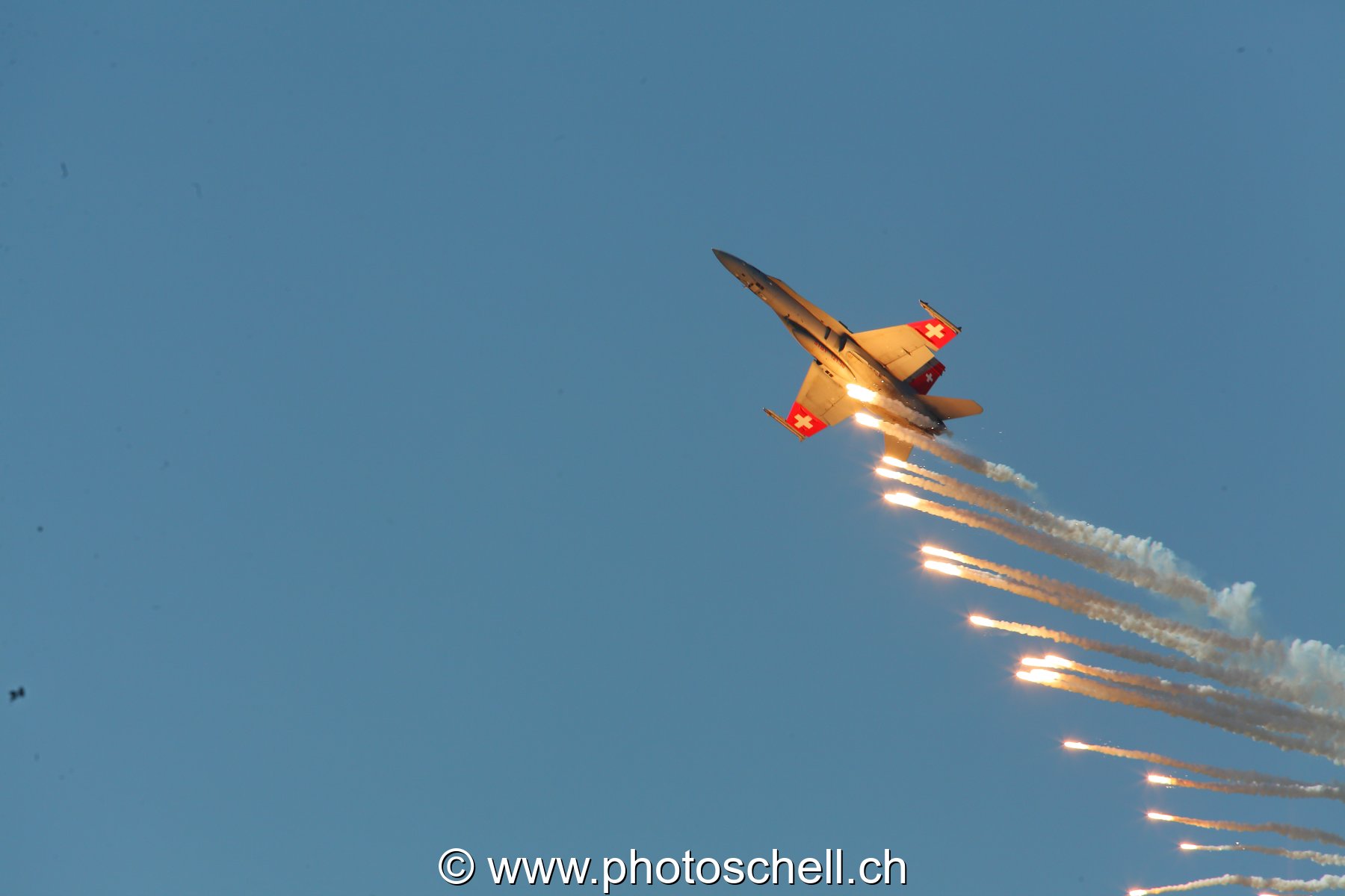 Air 14 : F/A 18 larguant ses leurres thermiques