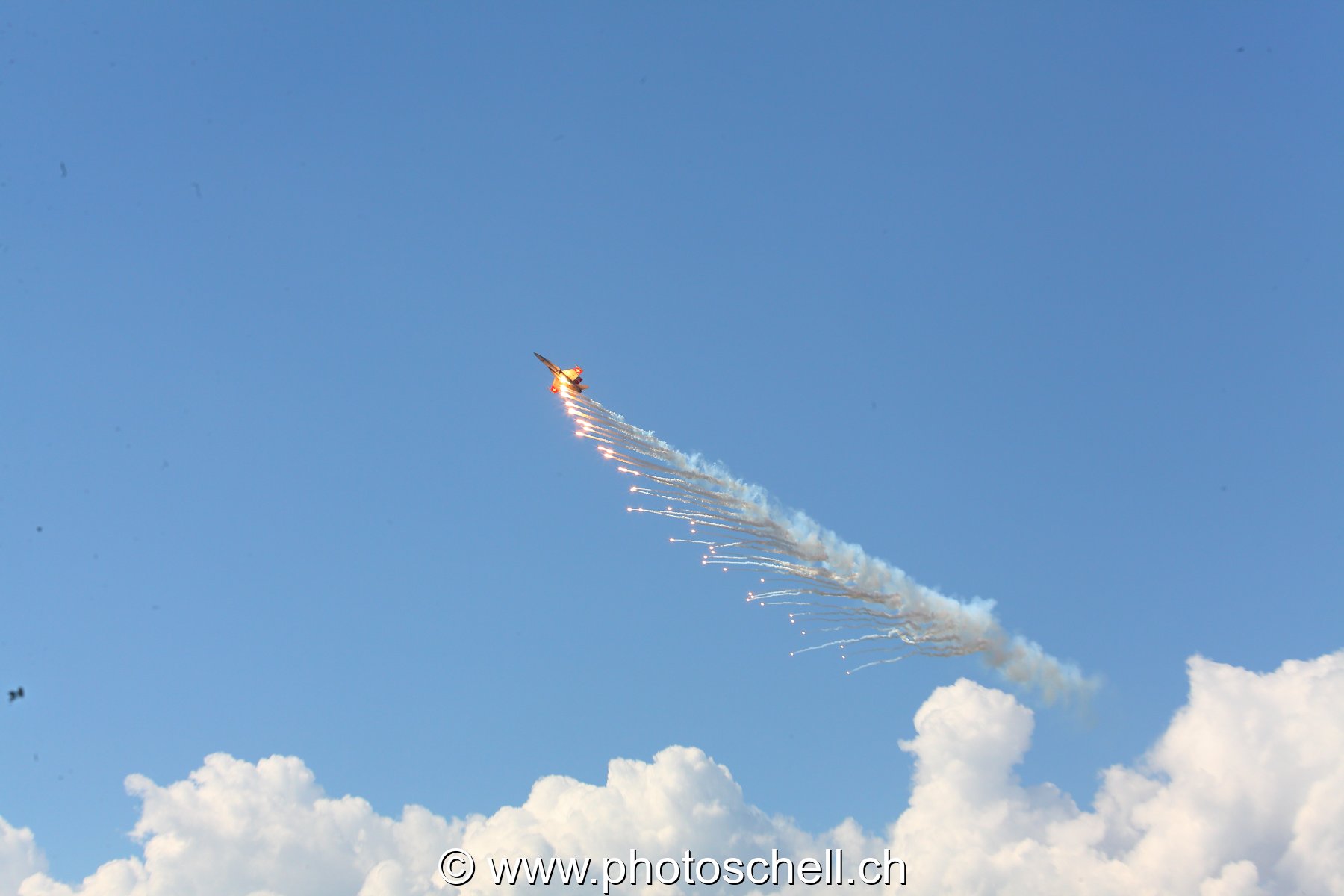 Air 14 : F/A 18 larguant ses leurres thermiques