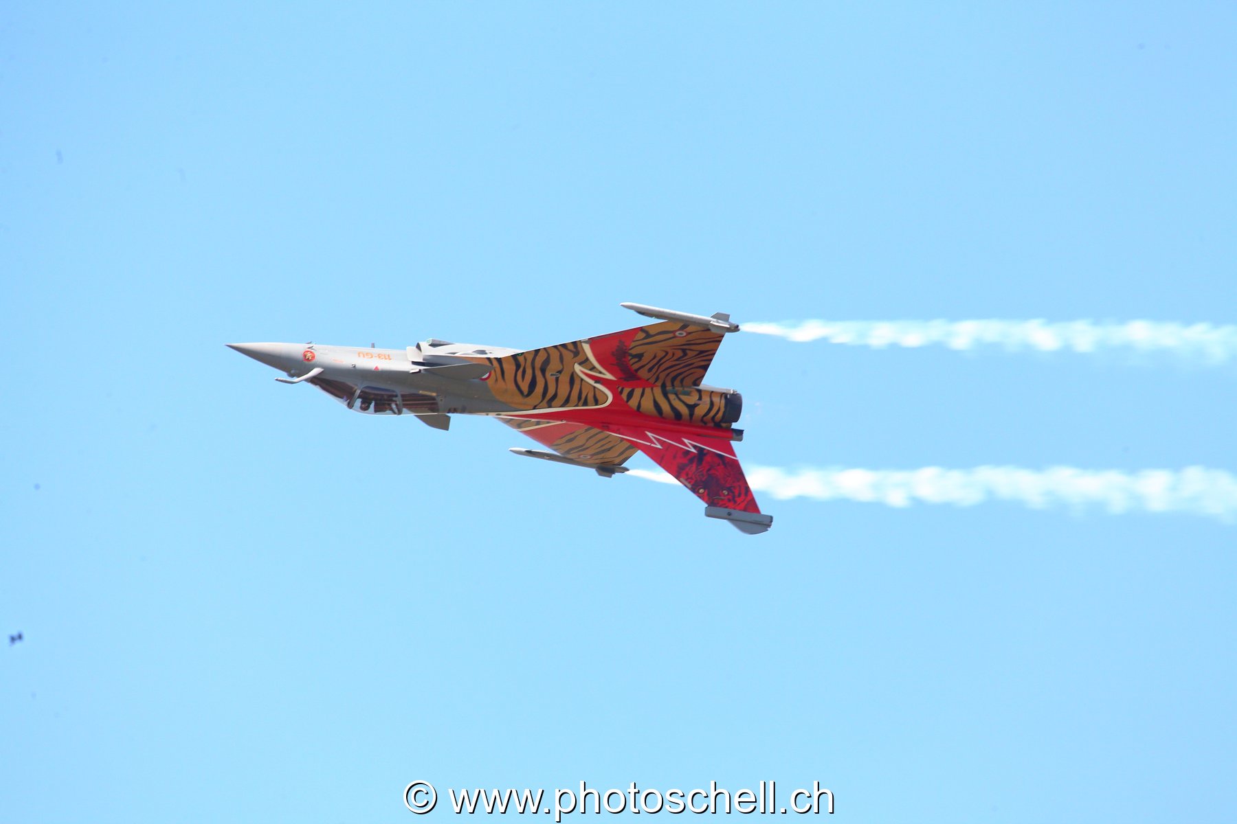 Air 14 : Rafale Tiger en vol inversé