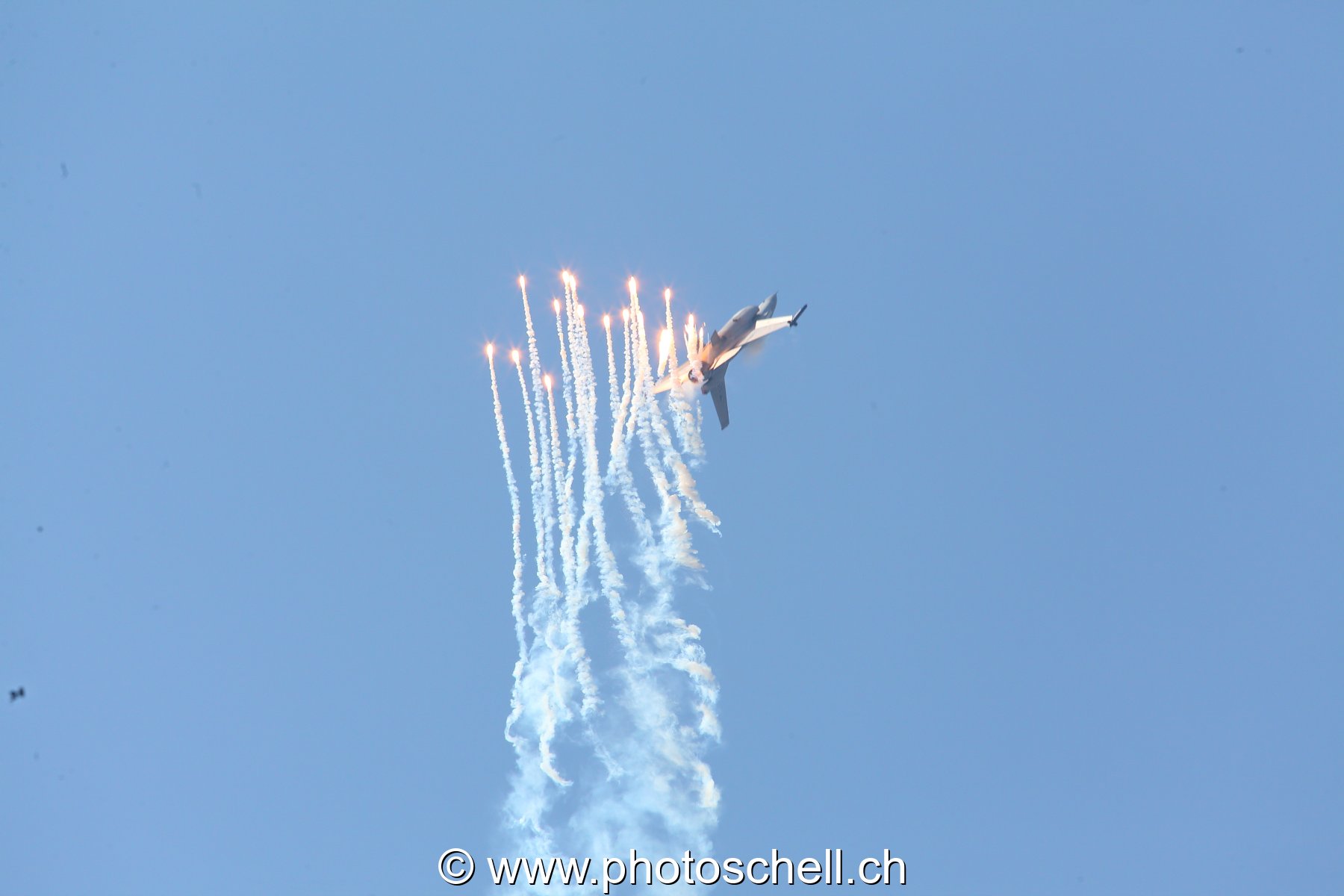 Air 14 : F16 larguant des leurres
