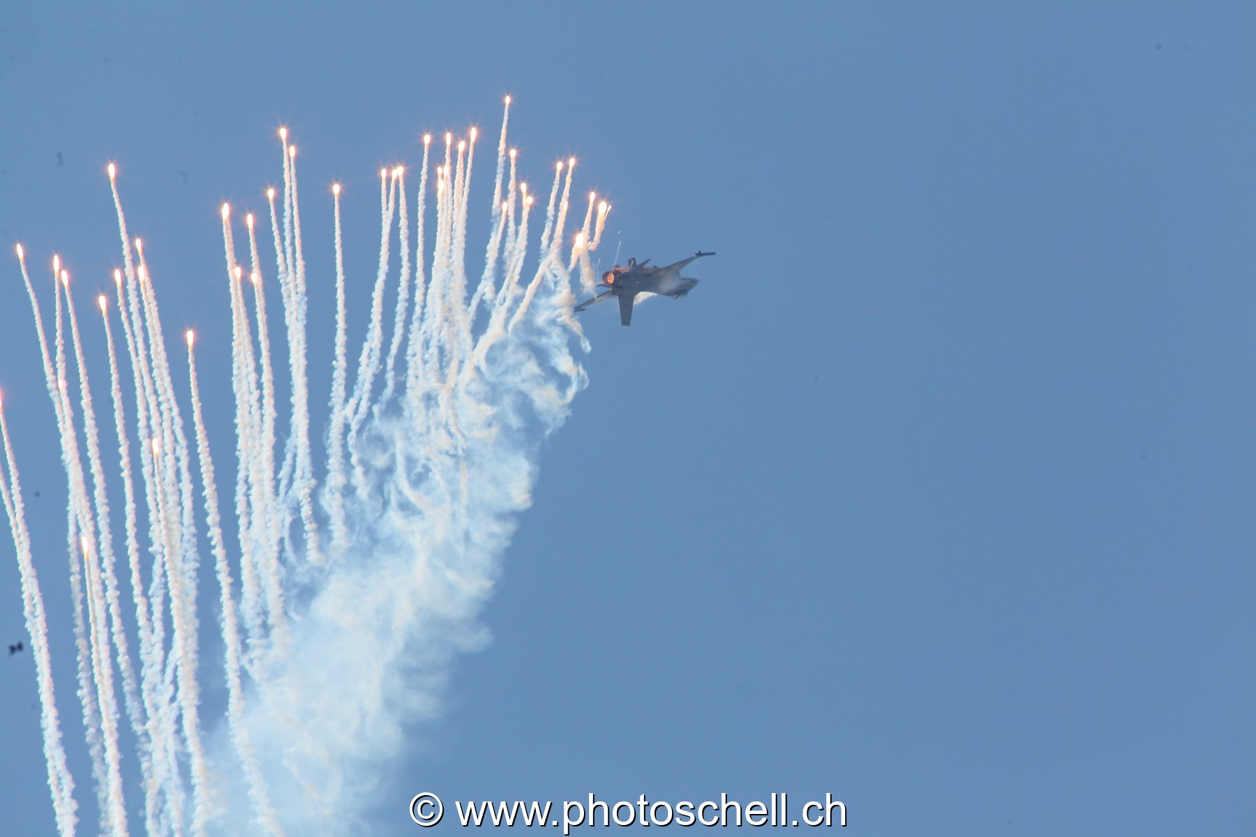 Air 14 : F16 larguant des leurres