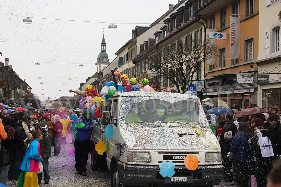 Camion avec des gaz roses