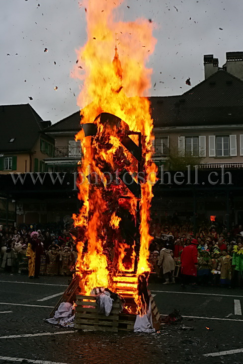 Grand feu sur la place du marché