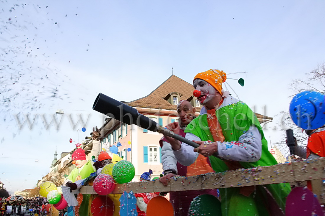 Canon à confettis en action