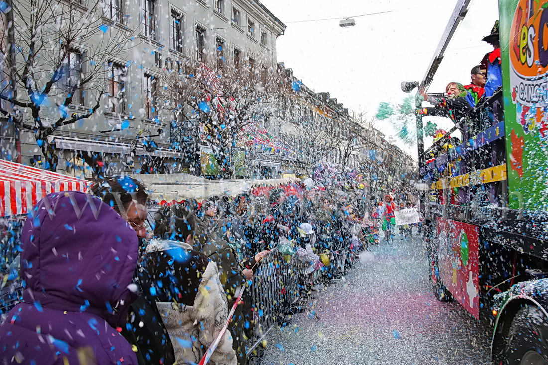 Canon à confettis en action