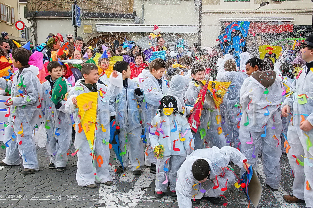 Notes de musique dans les confettis