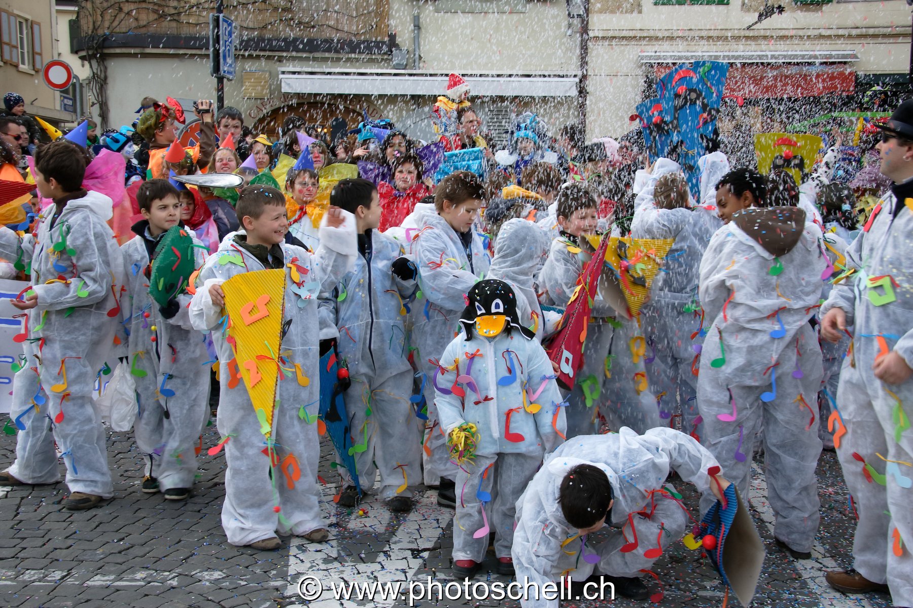 Notes de musique dans les confettis
