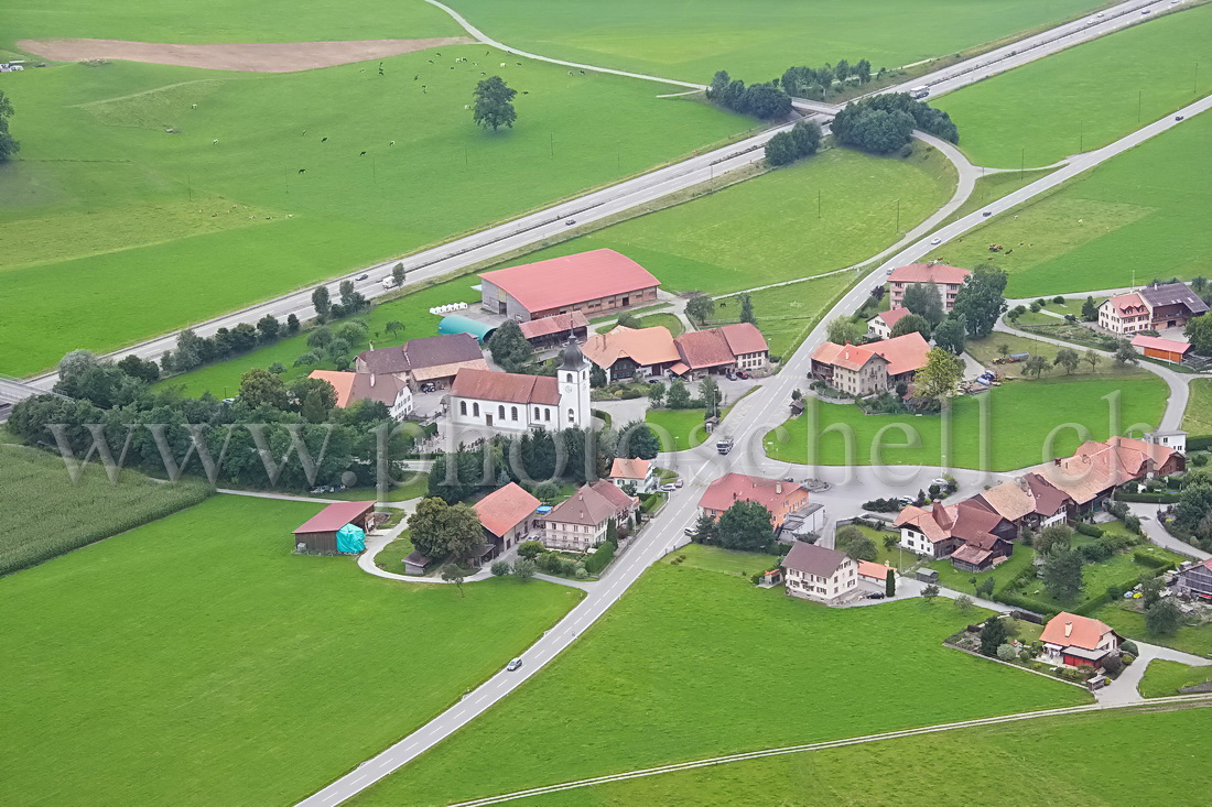 Vuippens, son église et la Maison de Ville