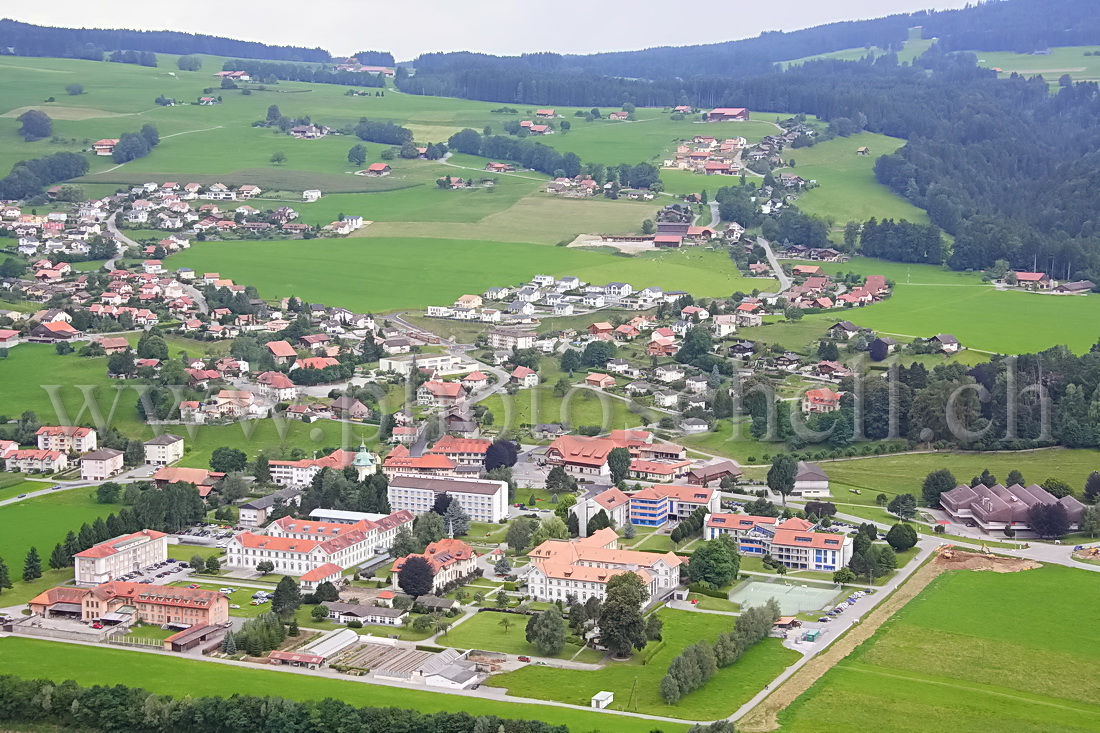 L'hôpital de Marsens et les monts