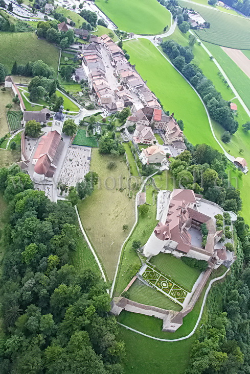 L\'église, le château de Gruyères et la cité de Gruyères