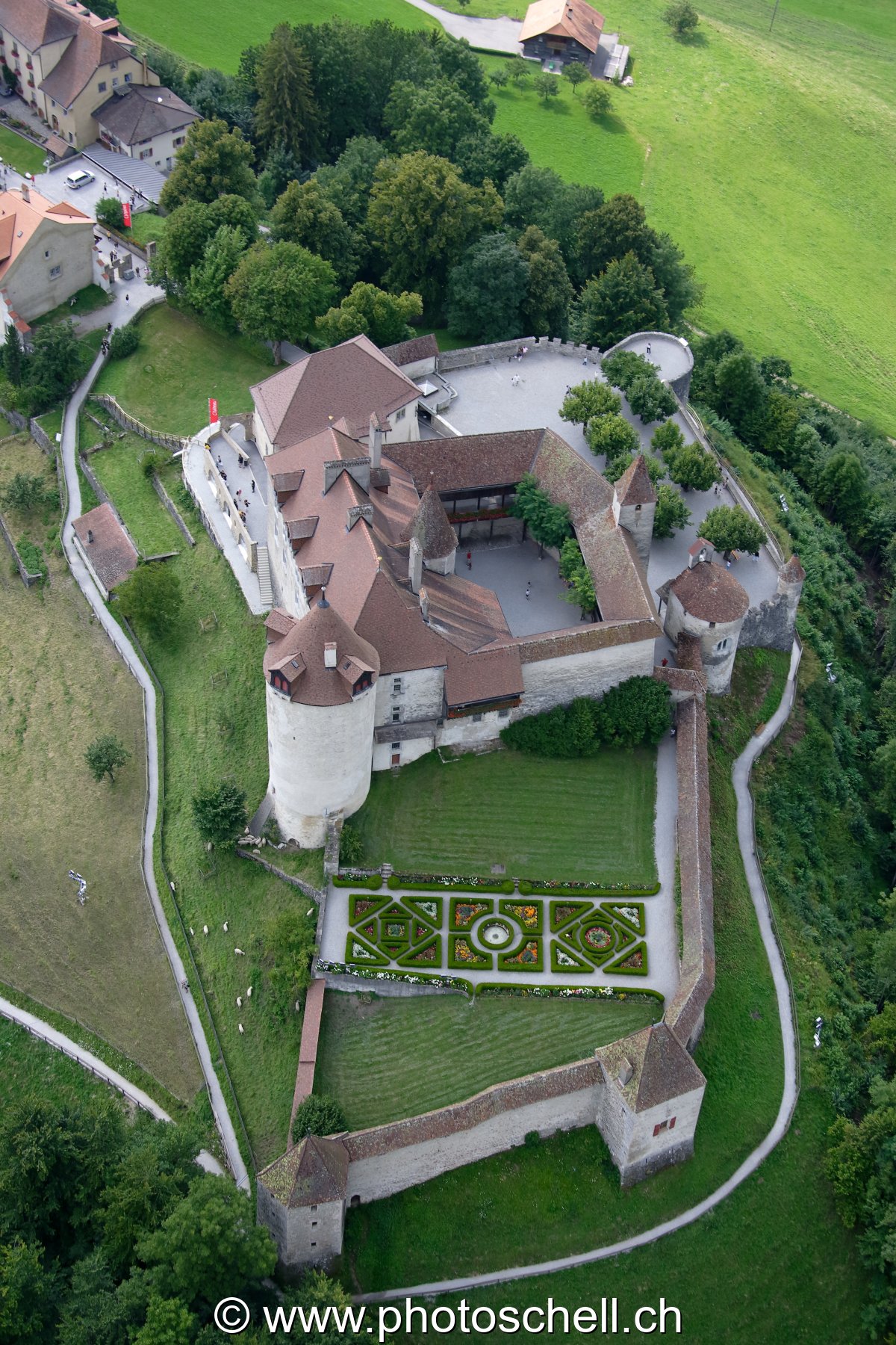 Le jardin et le château de Gruyères