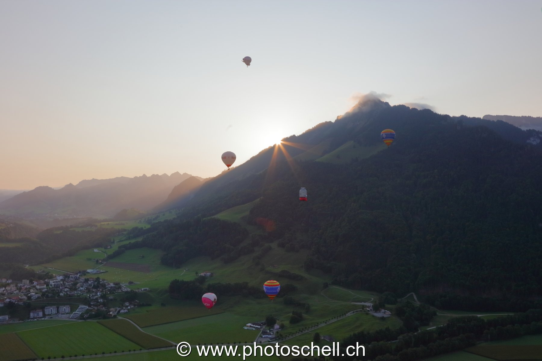 Lever de soleil sur les mongolfières