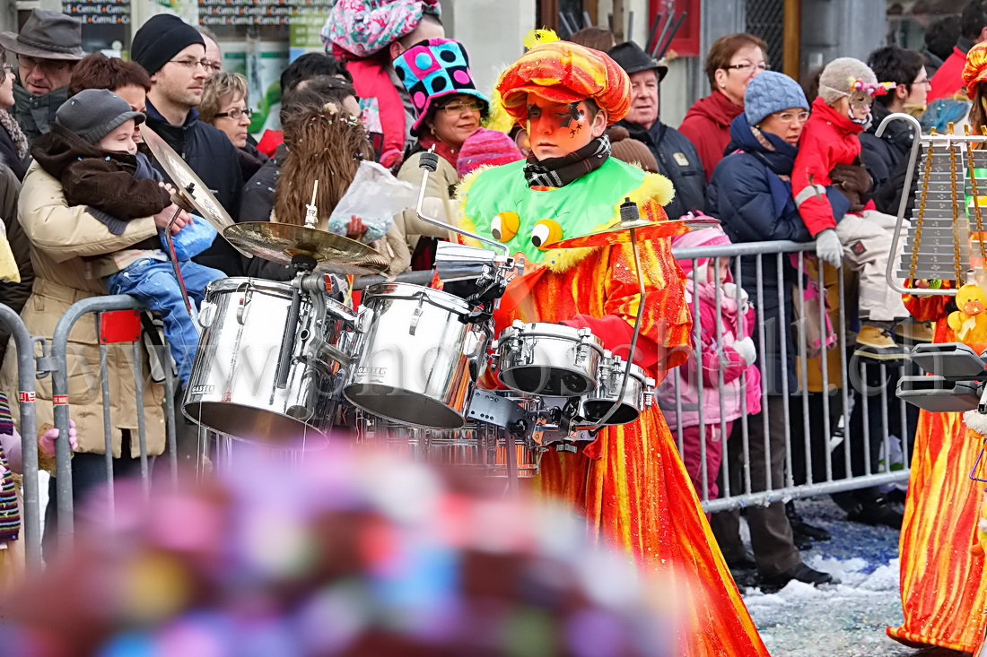 Concentrée sur la musique