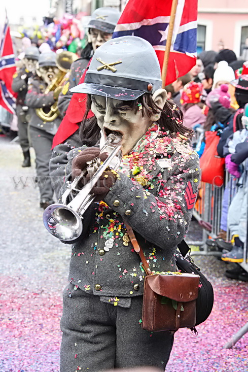 Confédéré couvert de confettis