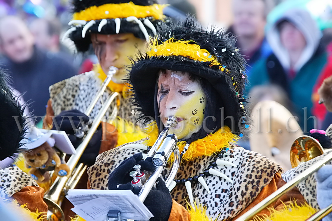 Concentrée sur la musique