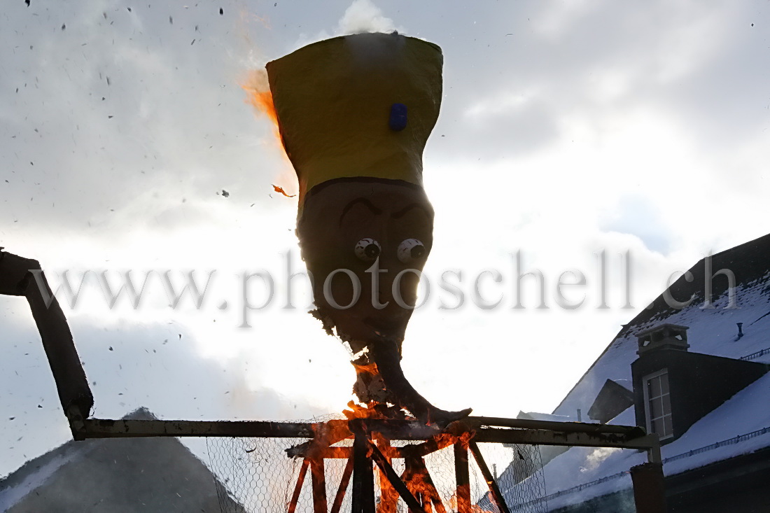 Bonhomme d'hiver le tête en feu..