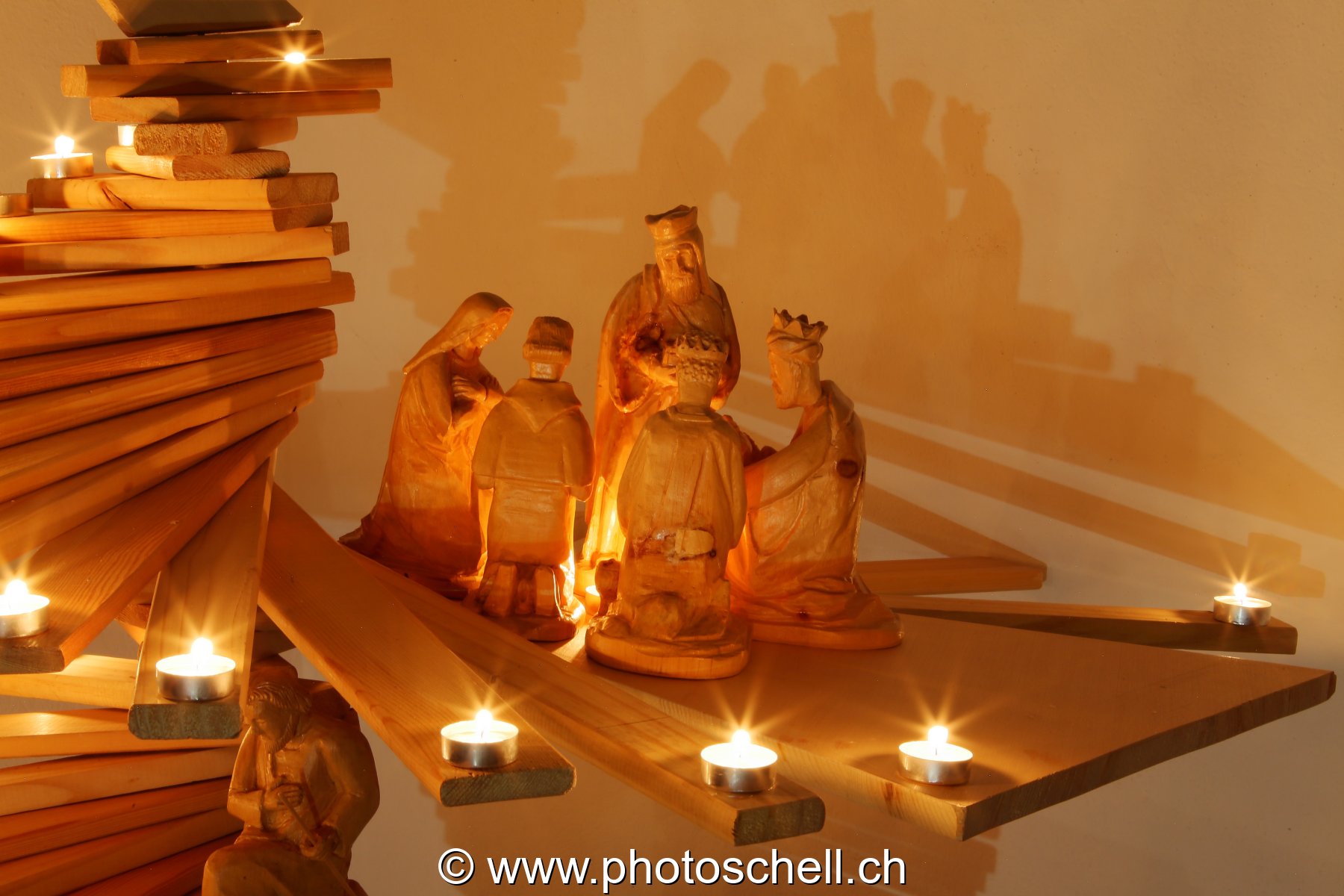 Crèche de Noël en bois et son ombre
