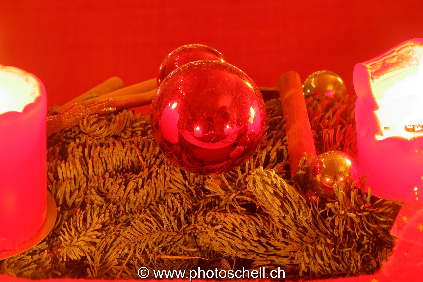 Boule de Noël sur la couronne de l'avent