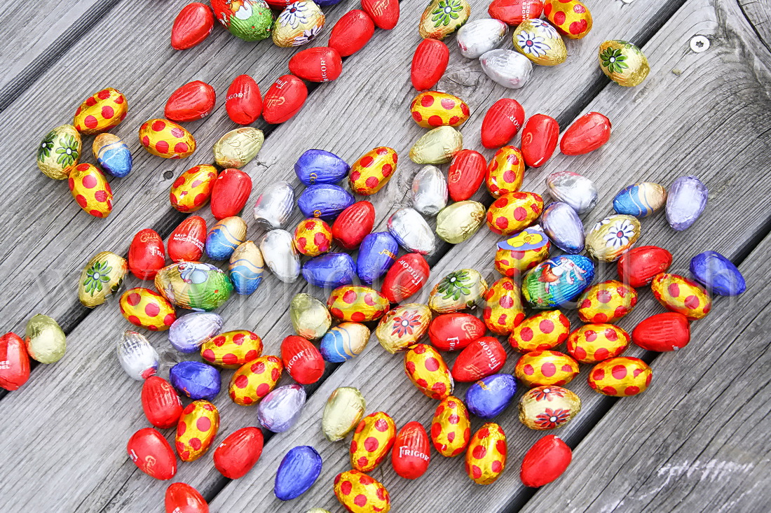 Oeufs de Pâques dans les l\'herbe et les fleurs