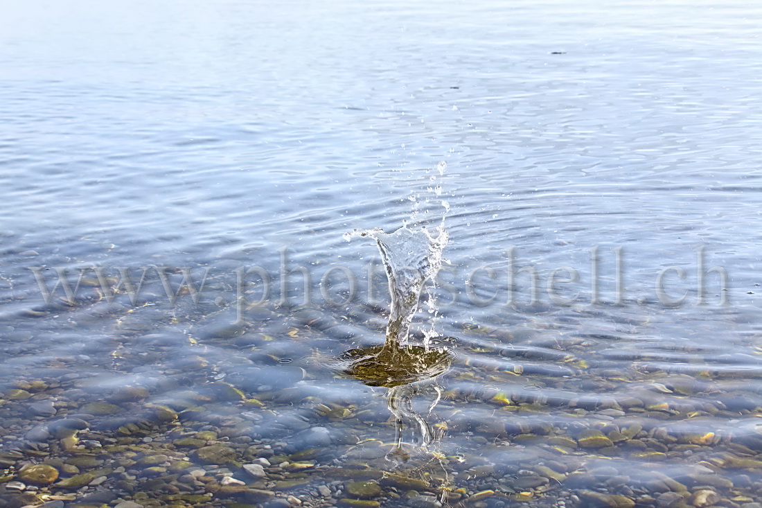 Impact de caillou dans l'eau