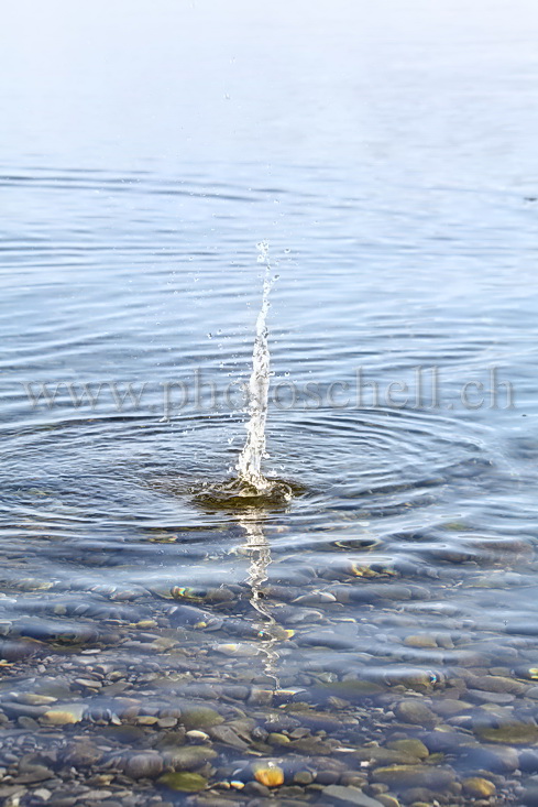 Impact de caillou dans l'eau