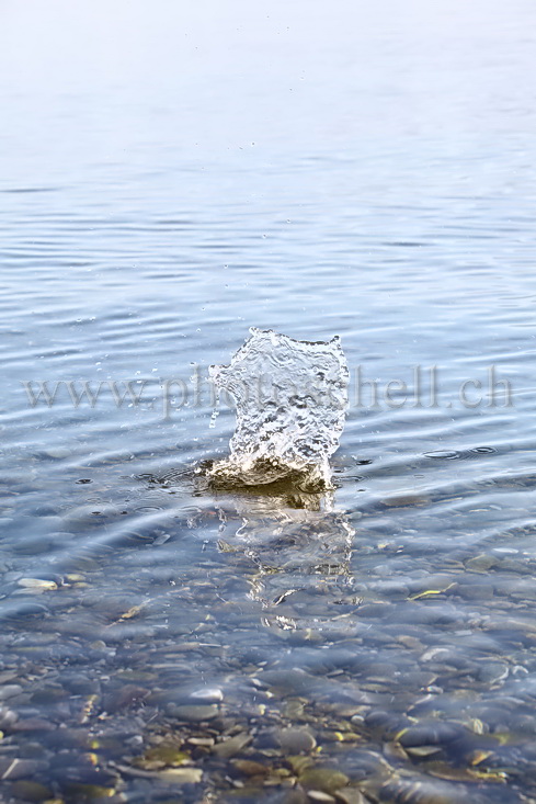 Impact de caillou dans l'eau