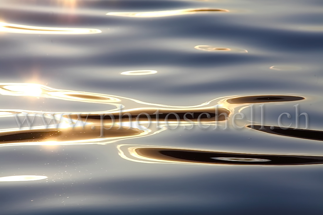 Reflets du soleil dans l'eau