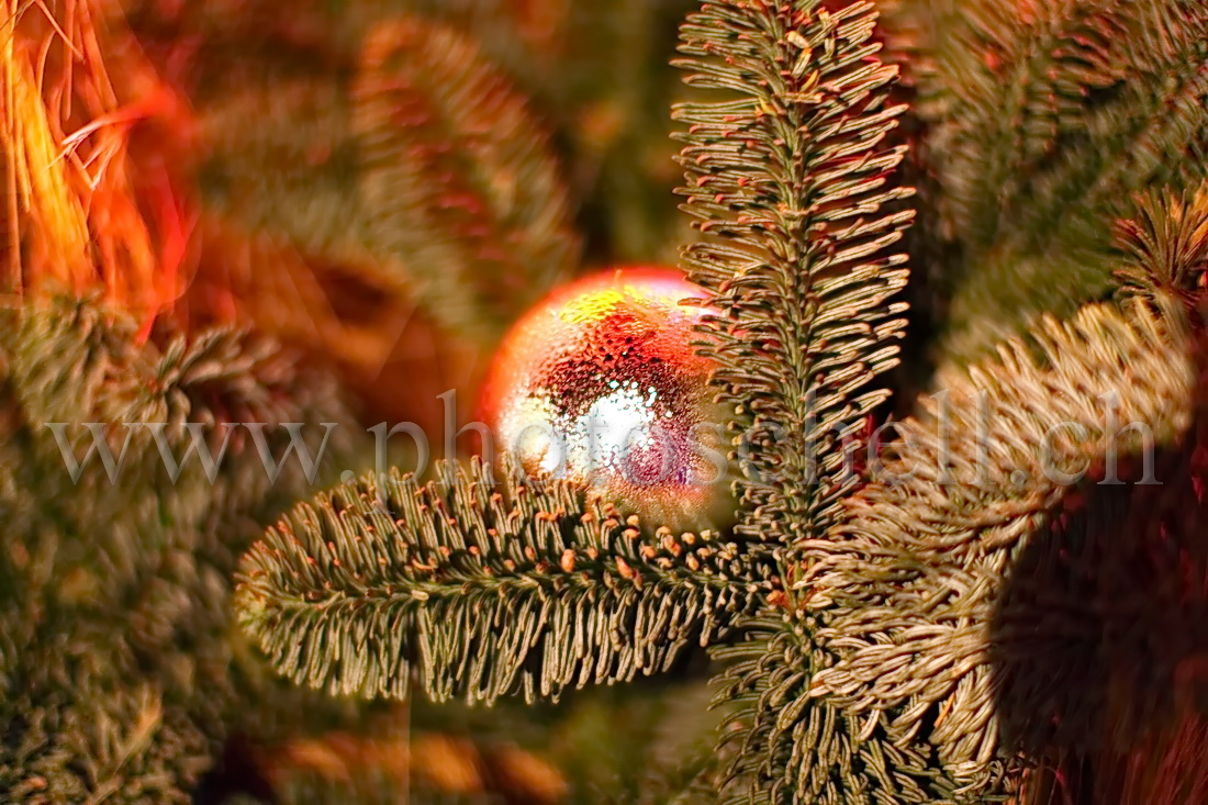 Gouttes de rosée sur une boule de Noël