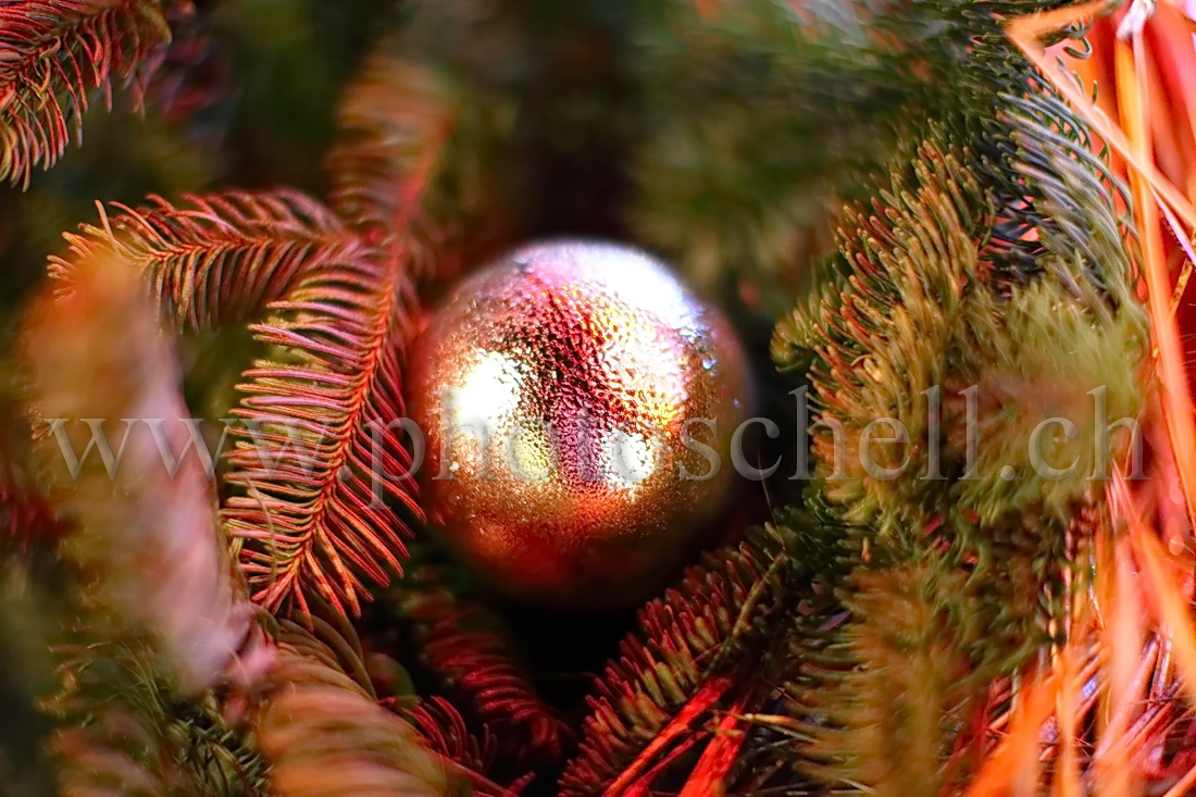 Gouttes de rosée sur une boule de Noël