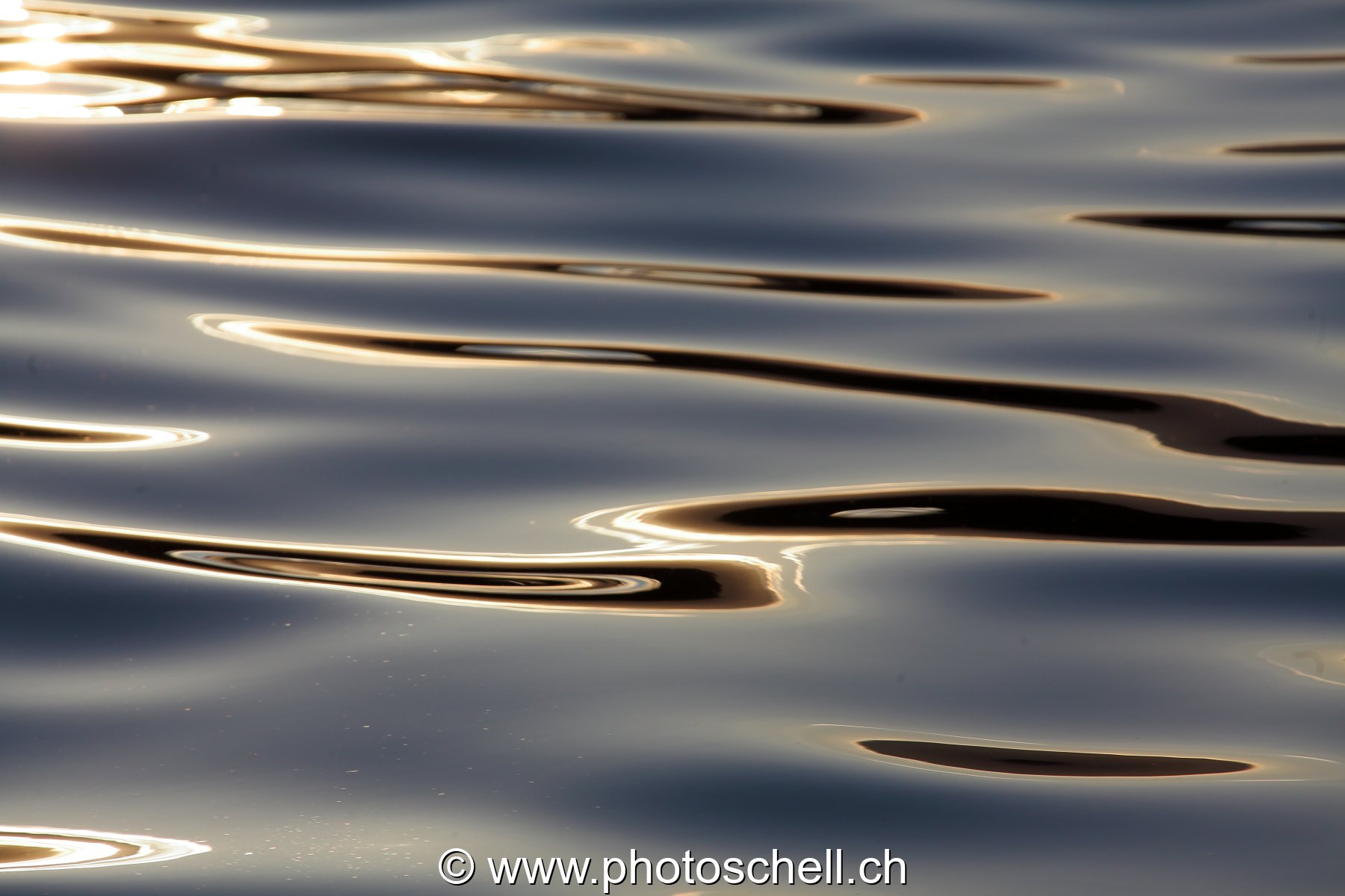 Reflets du soleil dans l'eau