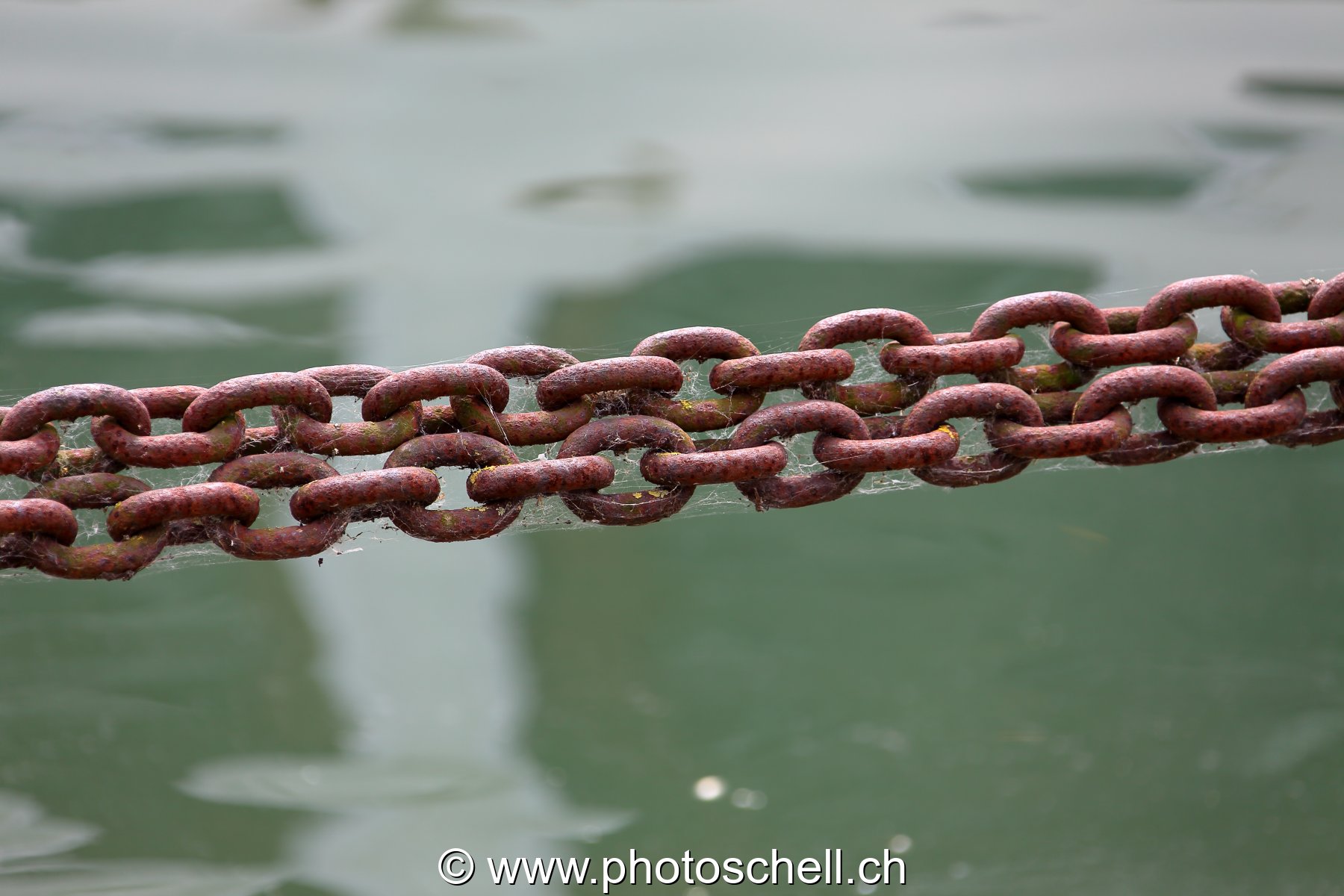 Chaînes sur l'eau