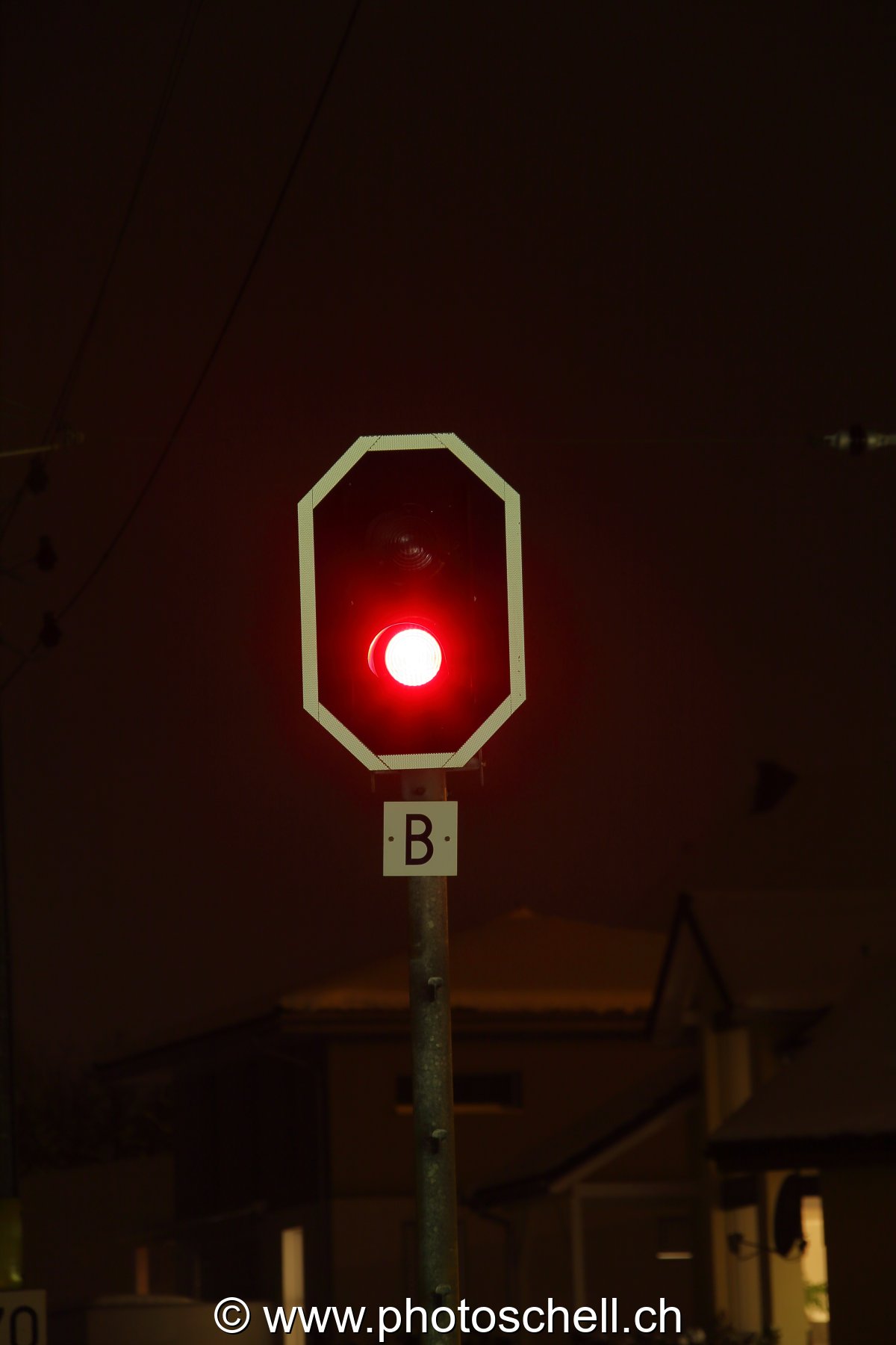 Feu rouge de nuit pour les trains