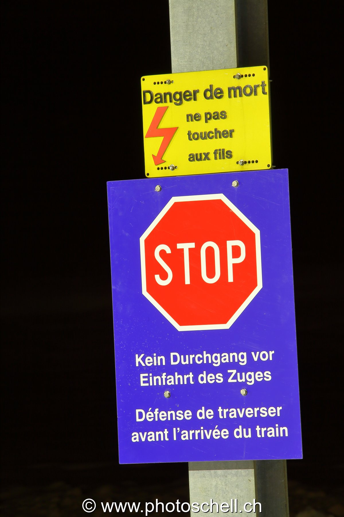 Stop  : Interdiction de traverser les voies