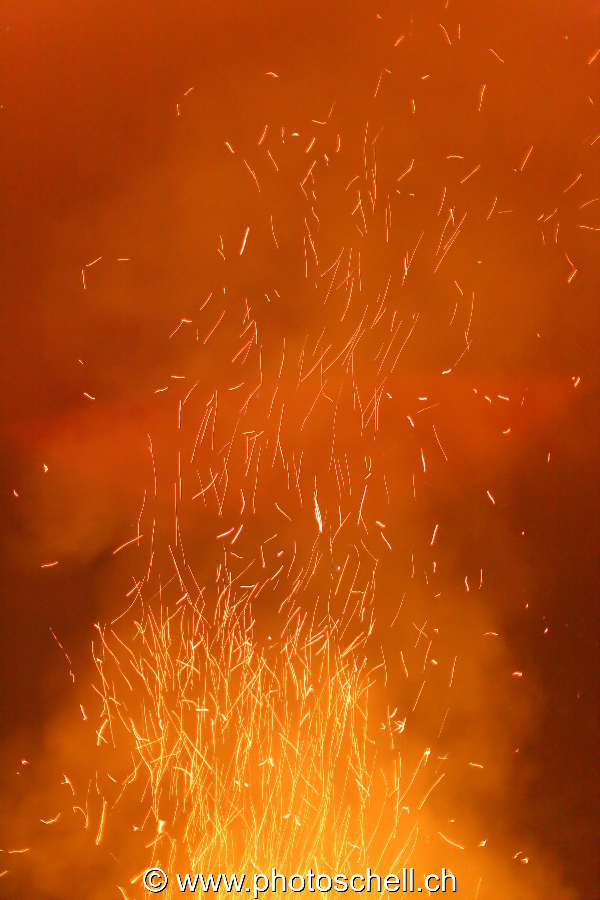 Braises incandescentes dans la nuit lors des feux du 1er août