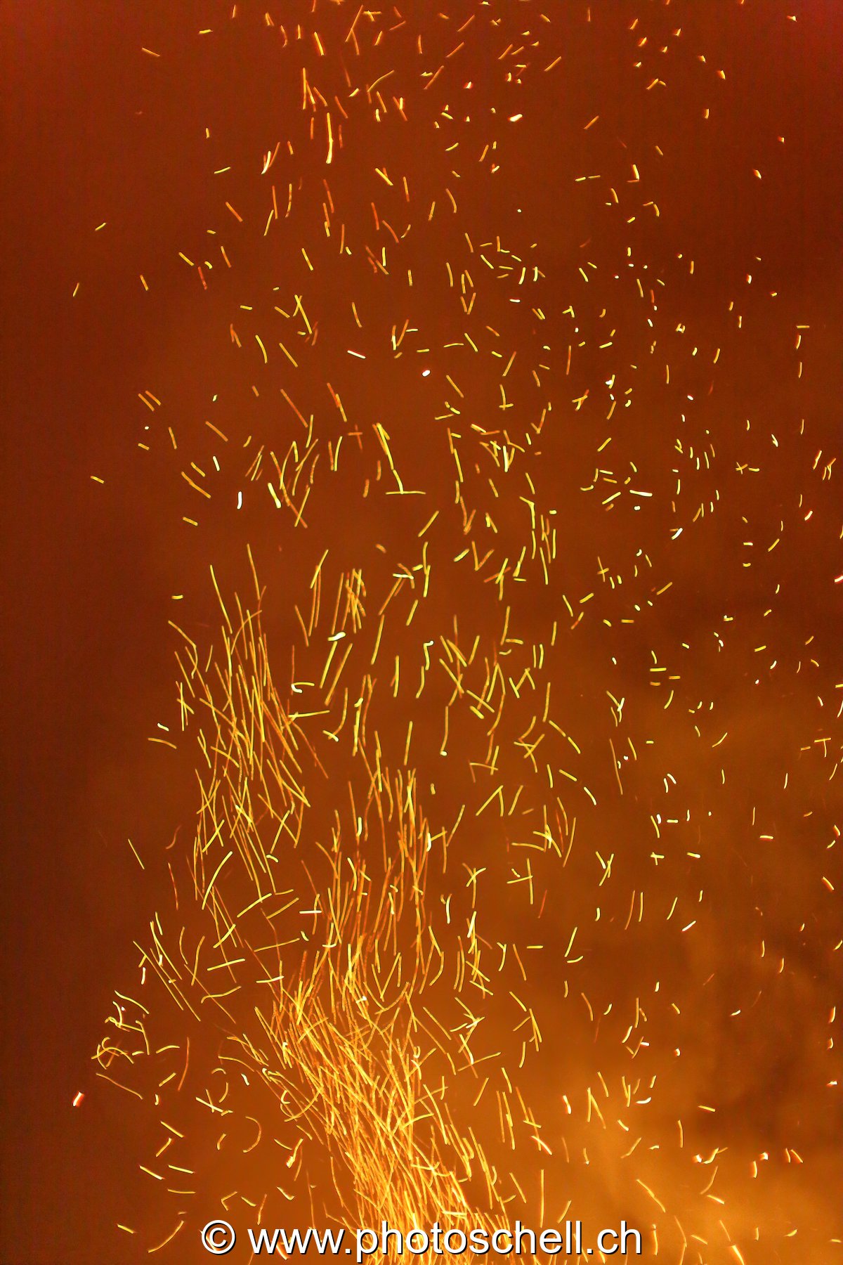 Braises incandescentes dans la nuit lors des feux du 1er août