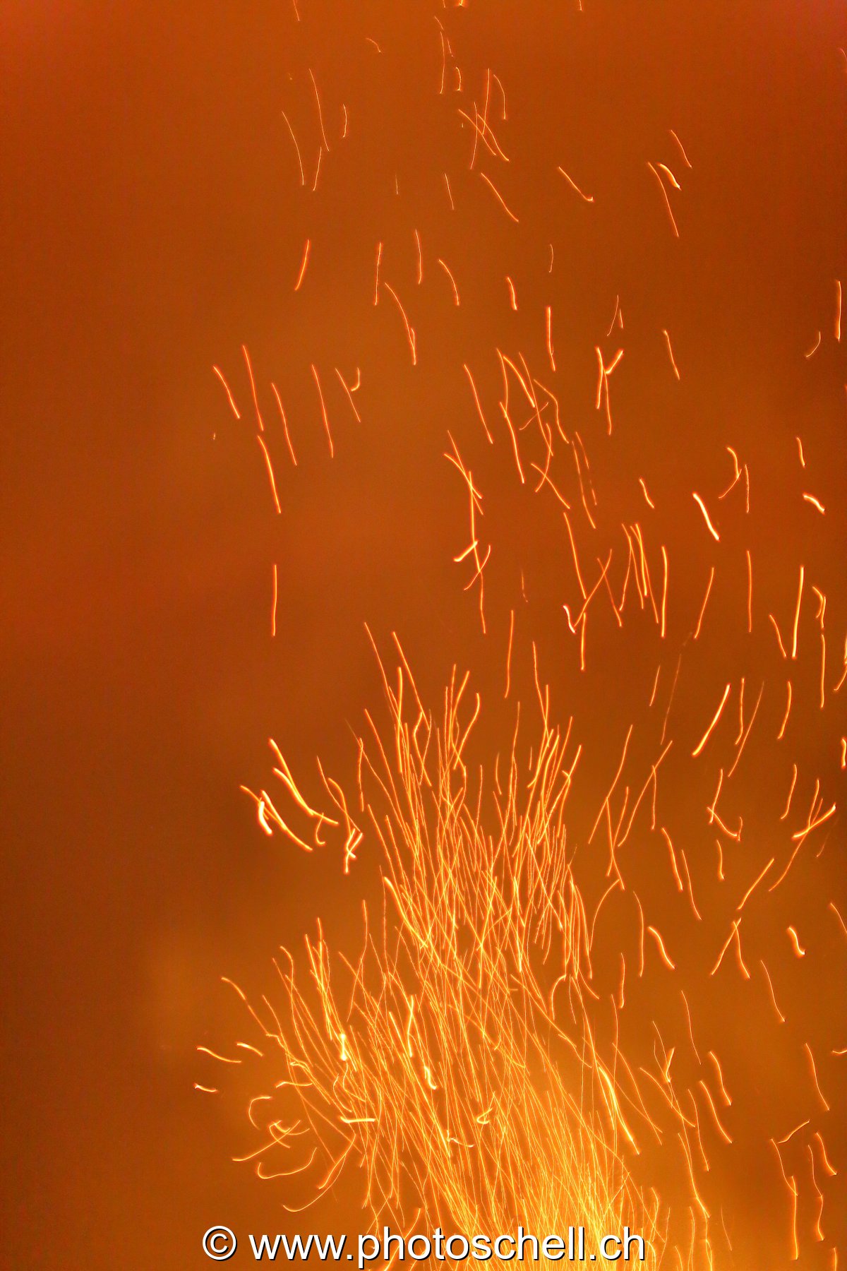 Braises incandescentes dans la nuit lors des feux du 1er août