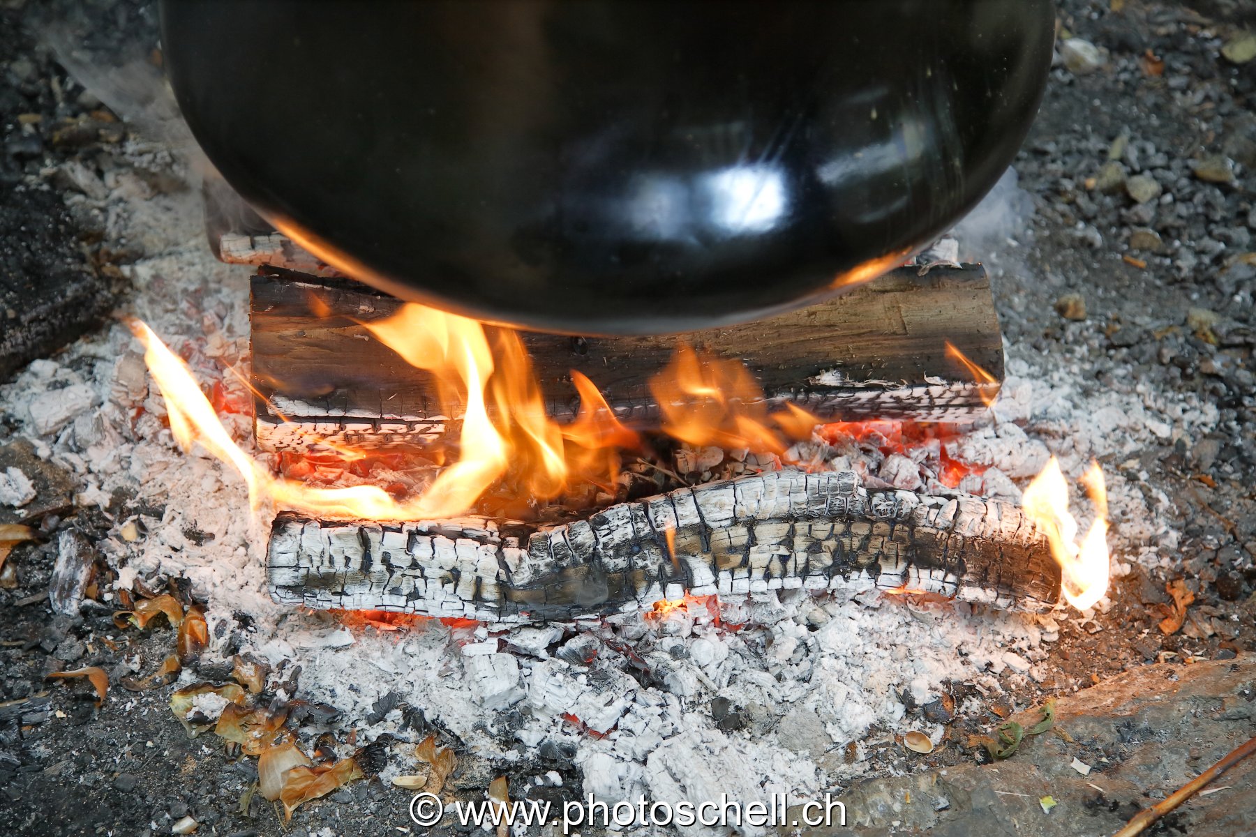 Feu sous le chaudron pour la soupe de chalet