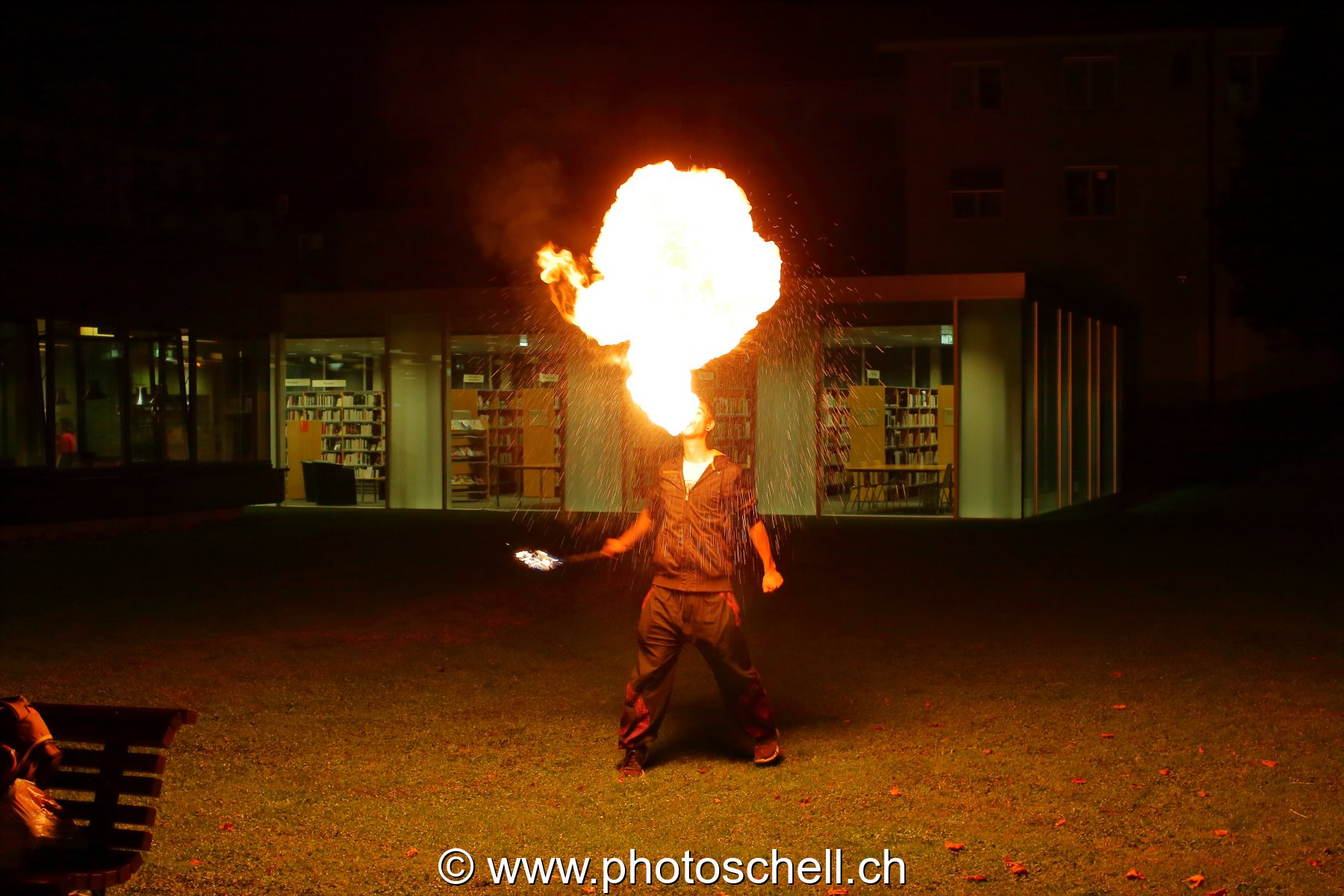 Cracheur de feu la nuit