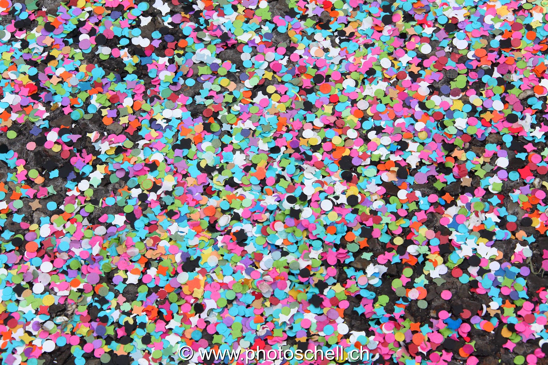 Confettis au sol