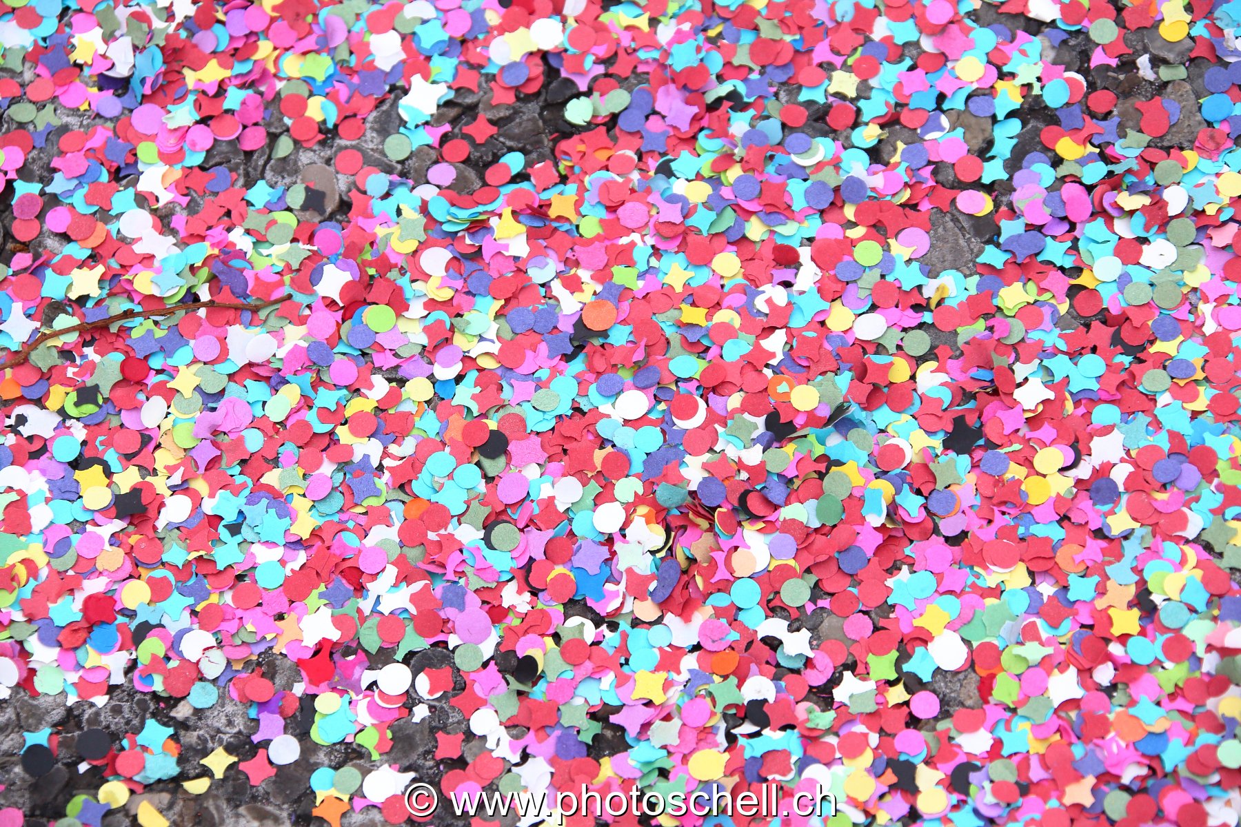 Confettis au sol