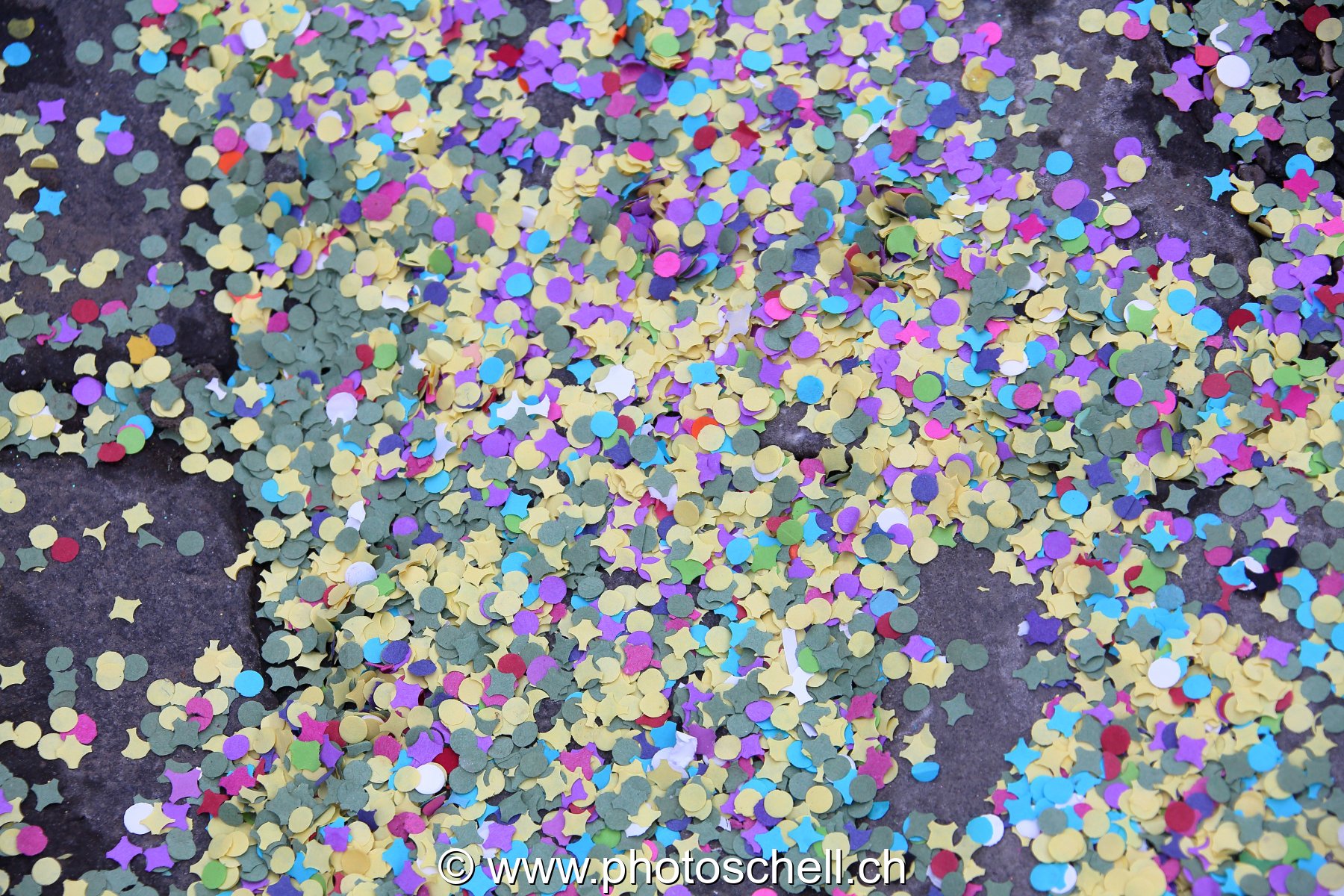 Confettis au sol