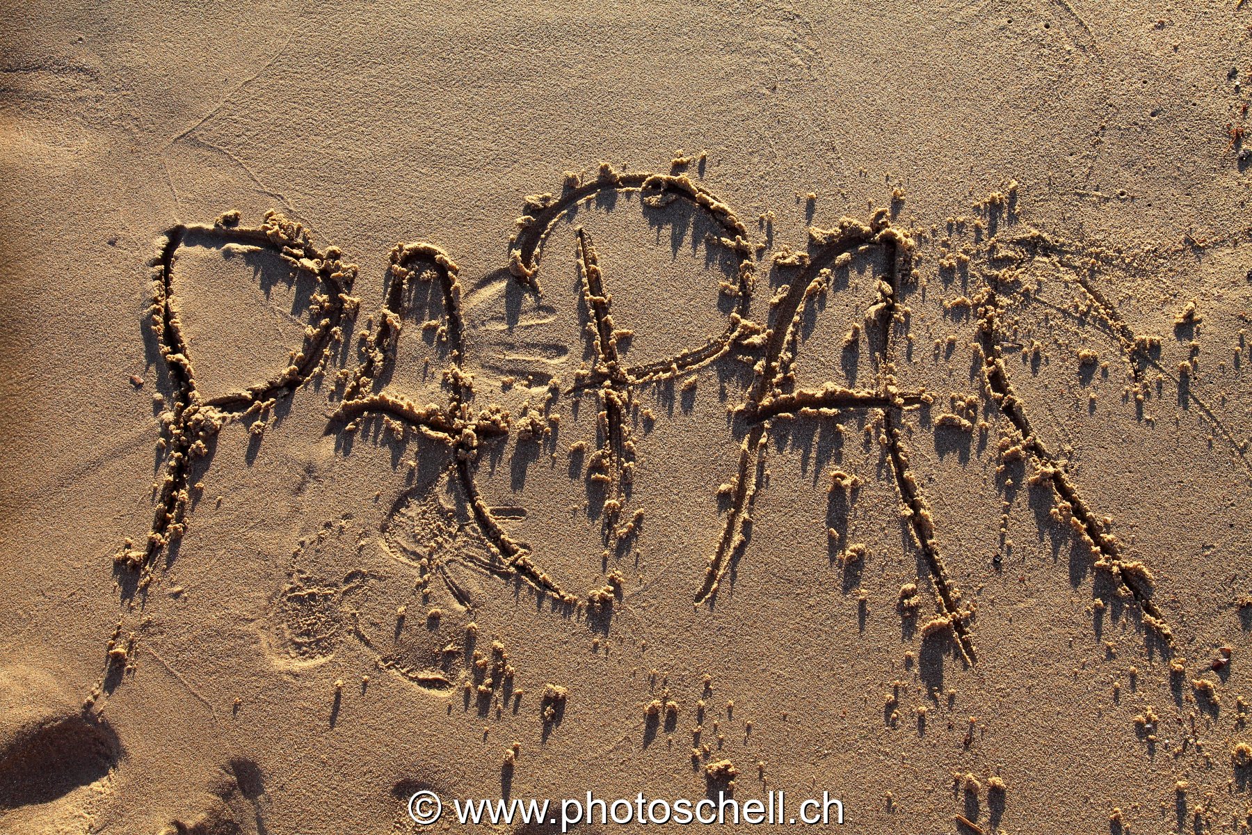 Papa écrit dans le sable