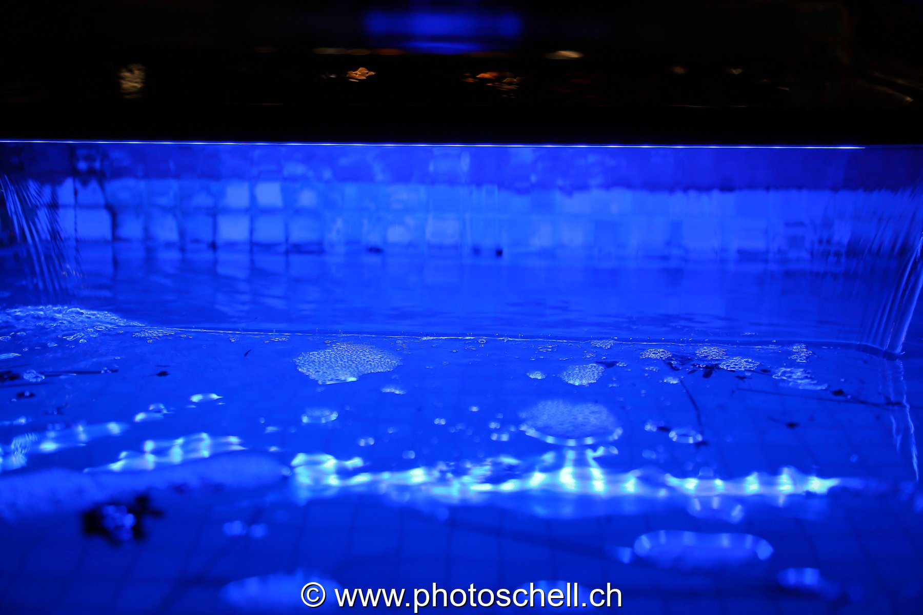 Petite cascade dans une piscine la nuit