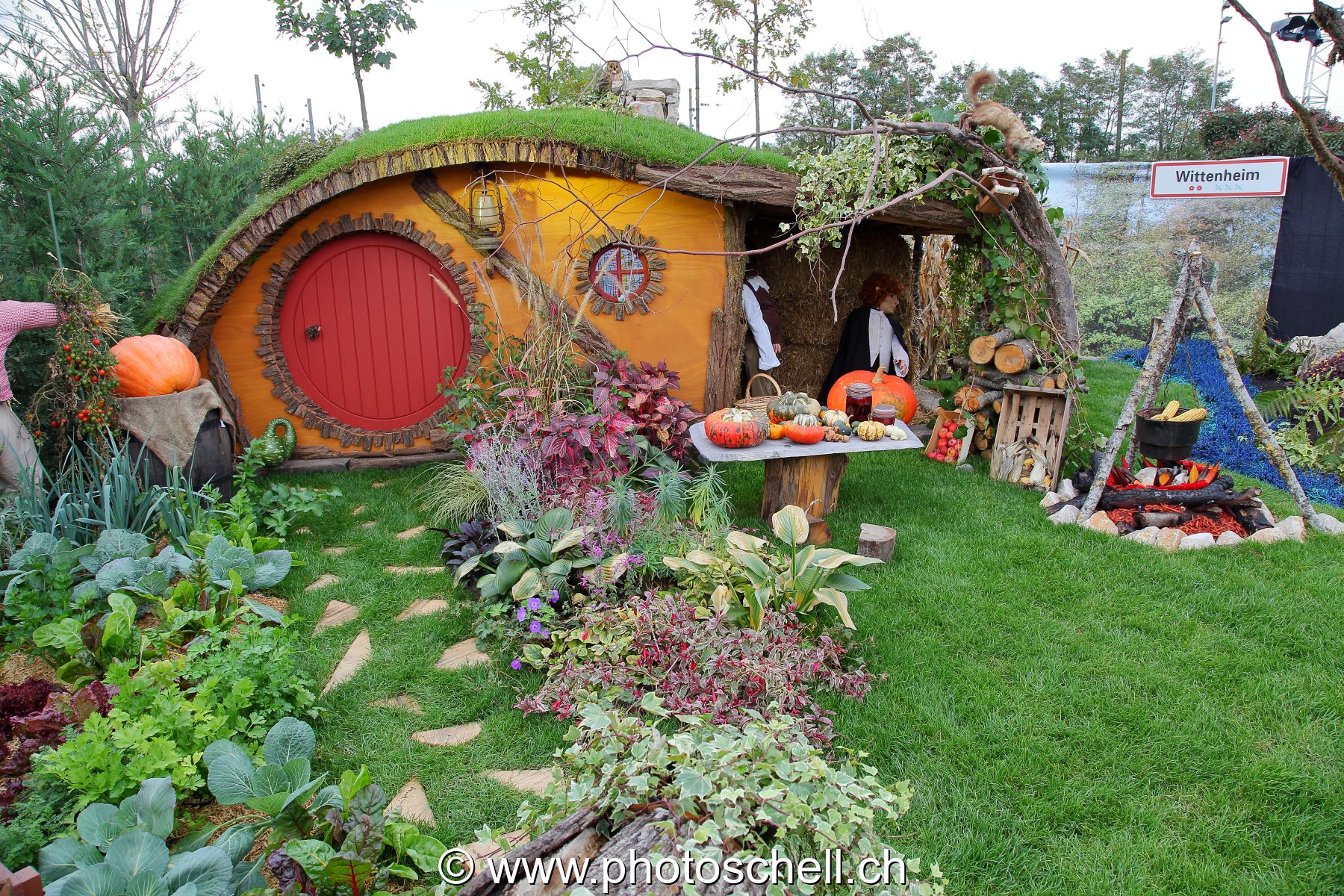 Cabane hobbit et ses légumes