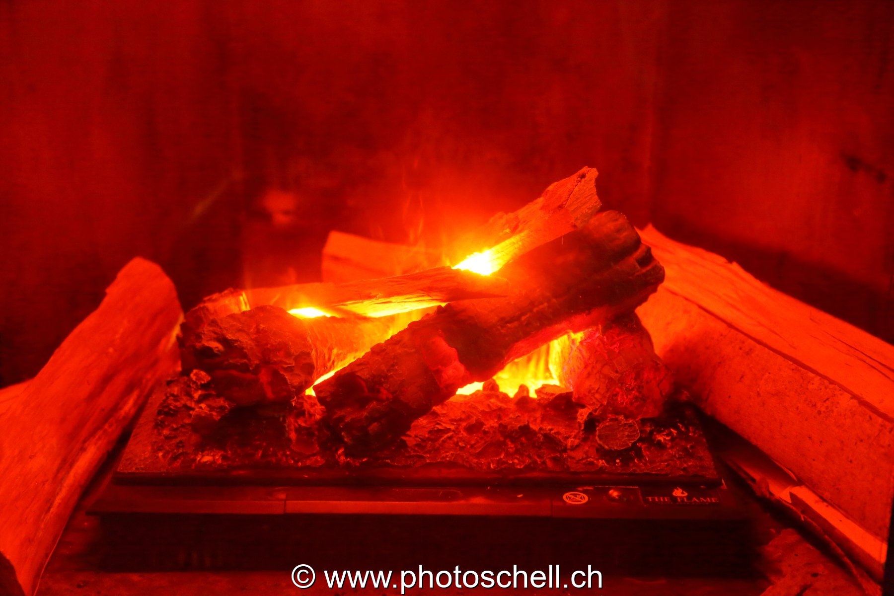 Bois brulant sur son foyer